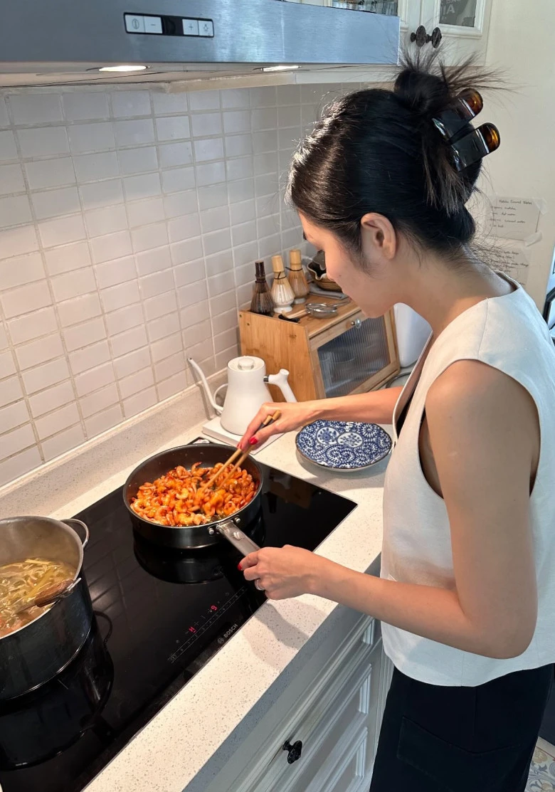 Tăng Thanh Hà giữ thói quen vào bếp nấu ăn cho gia đình.