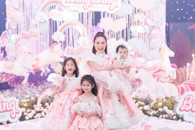 Hơn 12 năm chung sống, cặp đôi có với nhau 3 con gái xinh xắn.