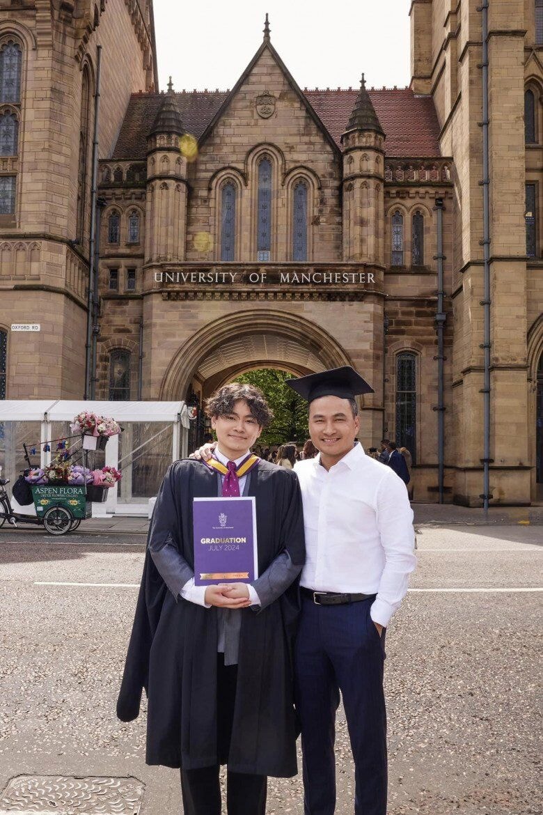 Chi Bảo có mặt trong ngày tốt nghiệp của con trai ở Anh.