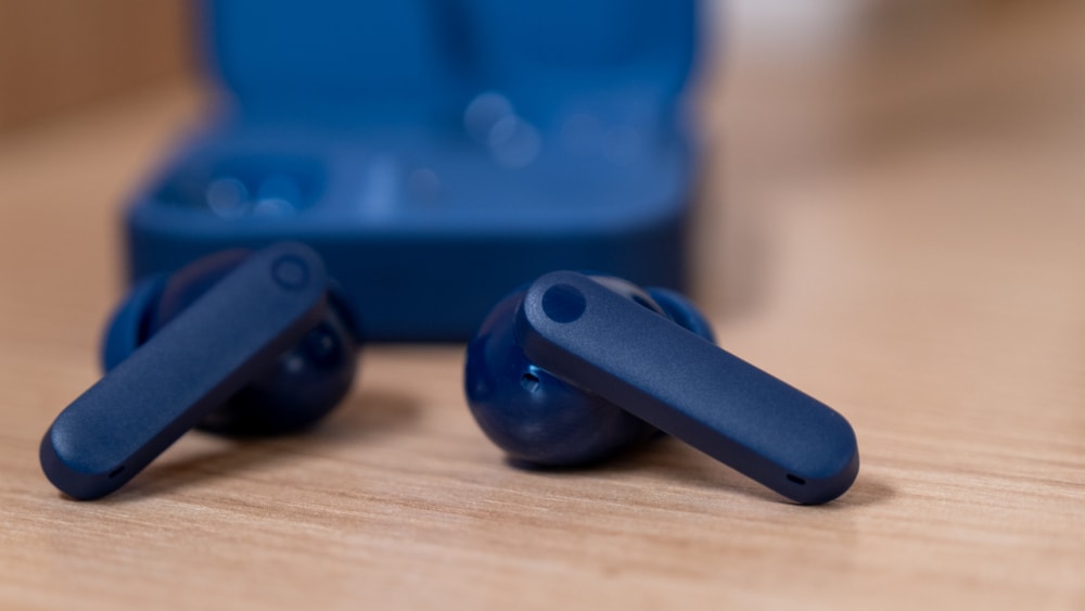 Cận cảnh tai nghe CMF Buds 2 Plus với thiết kế thân dài