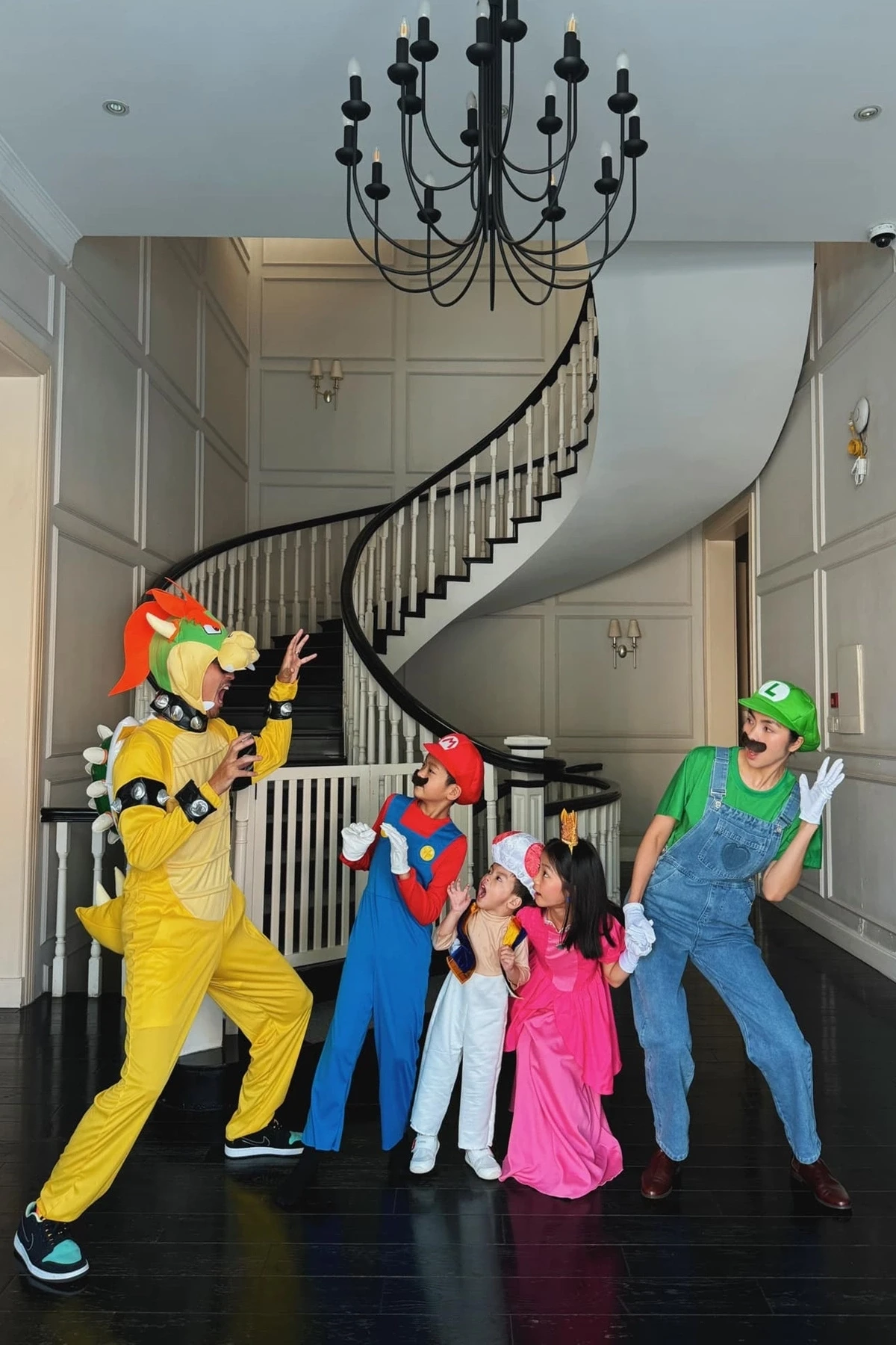 Đến nay, vợ chồng ngọc nữ màn ảnh Việt giữ kín diện mạo của 3 con.