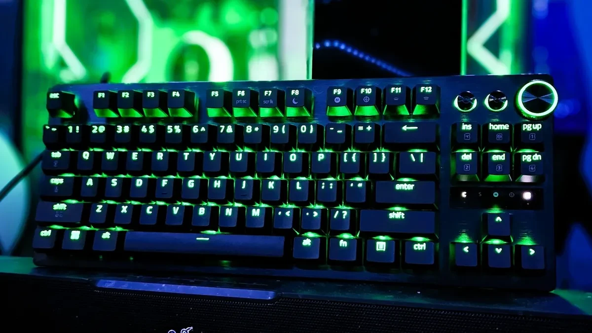 Cận cảnh các phím và đèn LED RGB trên Razer Huntsman V3 Pro 8KHz