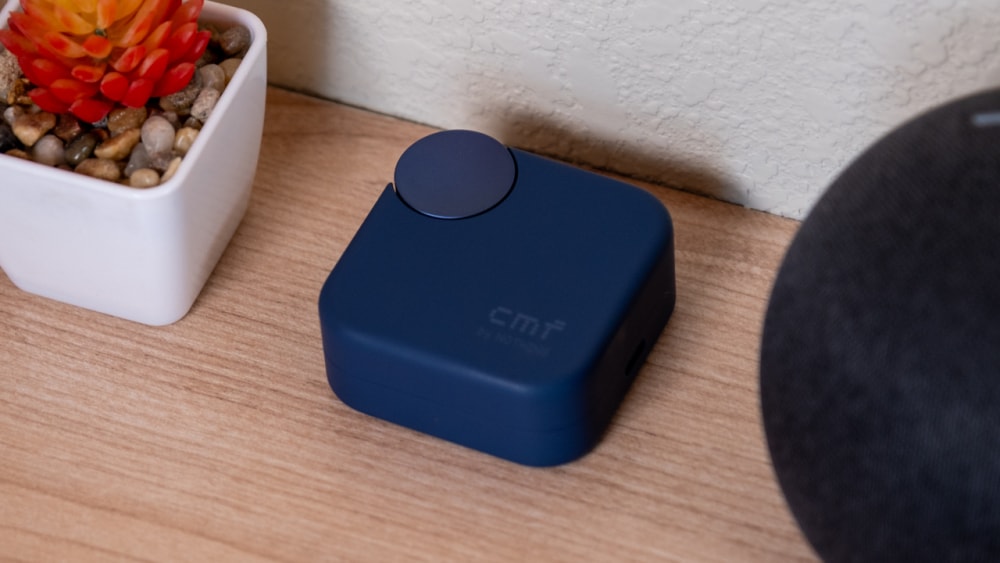 Tai nghe không dây CMF Buds 2 Plus cùng hộp sạc màu xanh lam