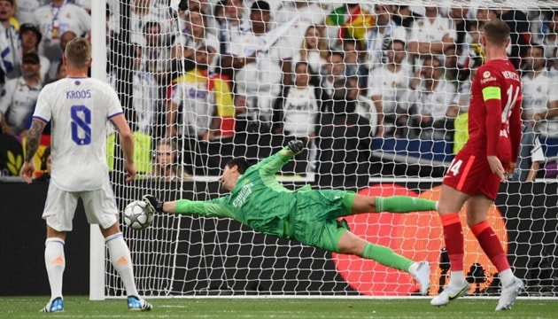 Thibaut Courtois xuất sắc nhưng không cứu được Real Madrid.