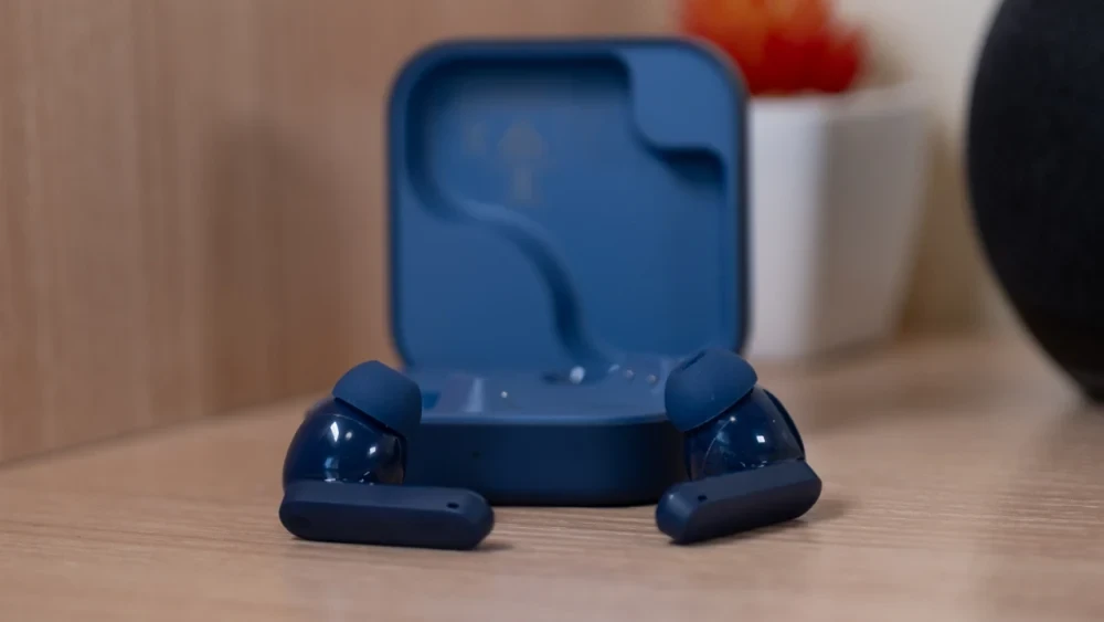 Hộp sạc của CMF Buds 2 Plus với núm xoay độc đáo