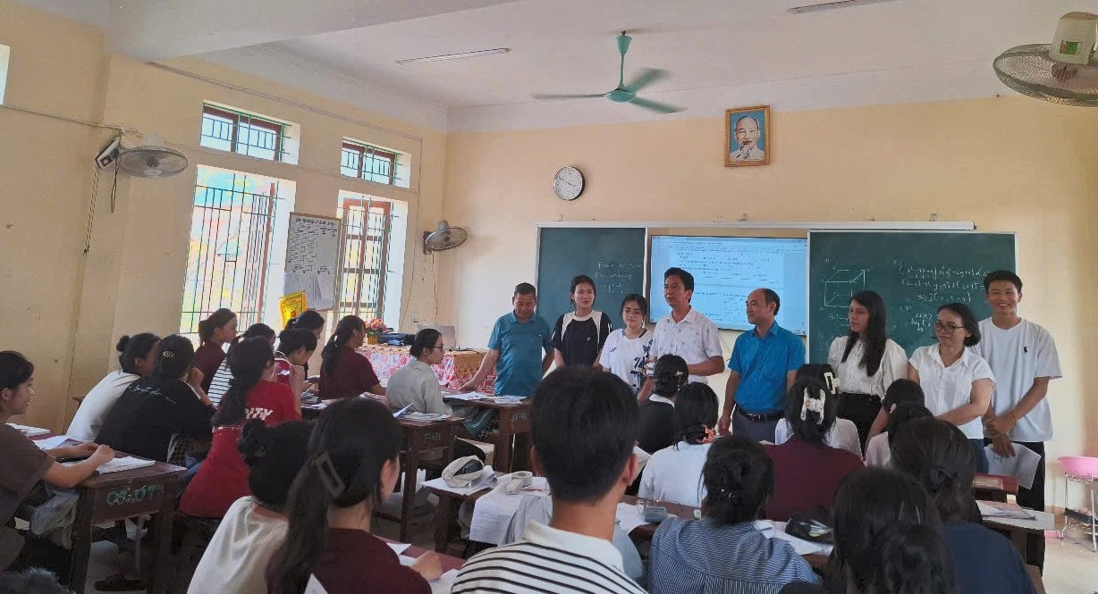 Lãnh đạo nhà trường động viên các học sinh ôn thi tốt nghiệp