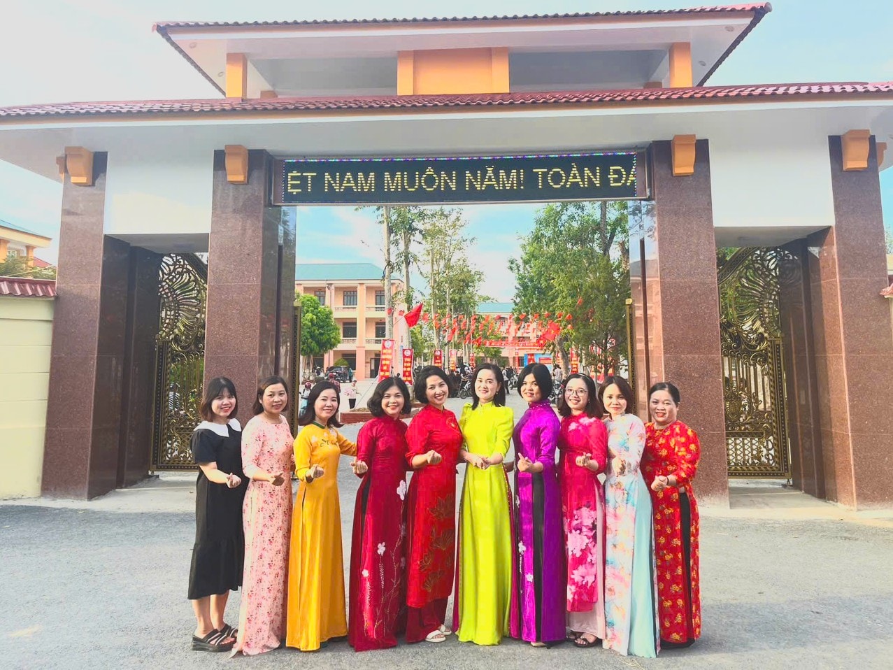 Giáo viên nhà trường.