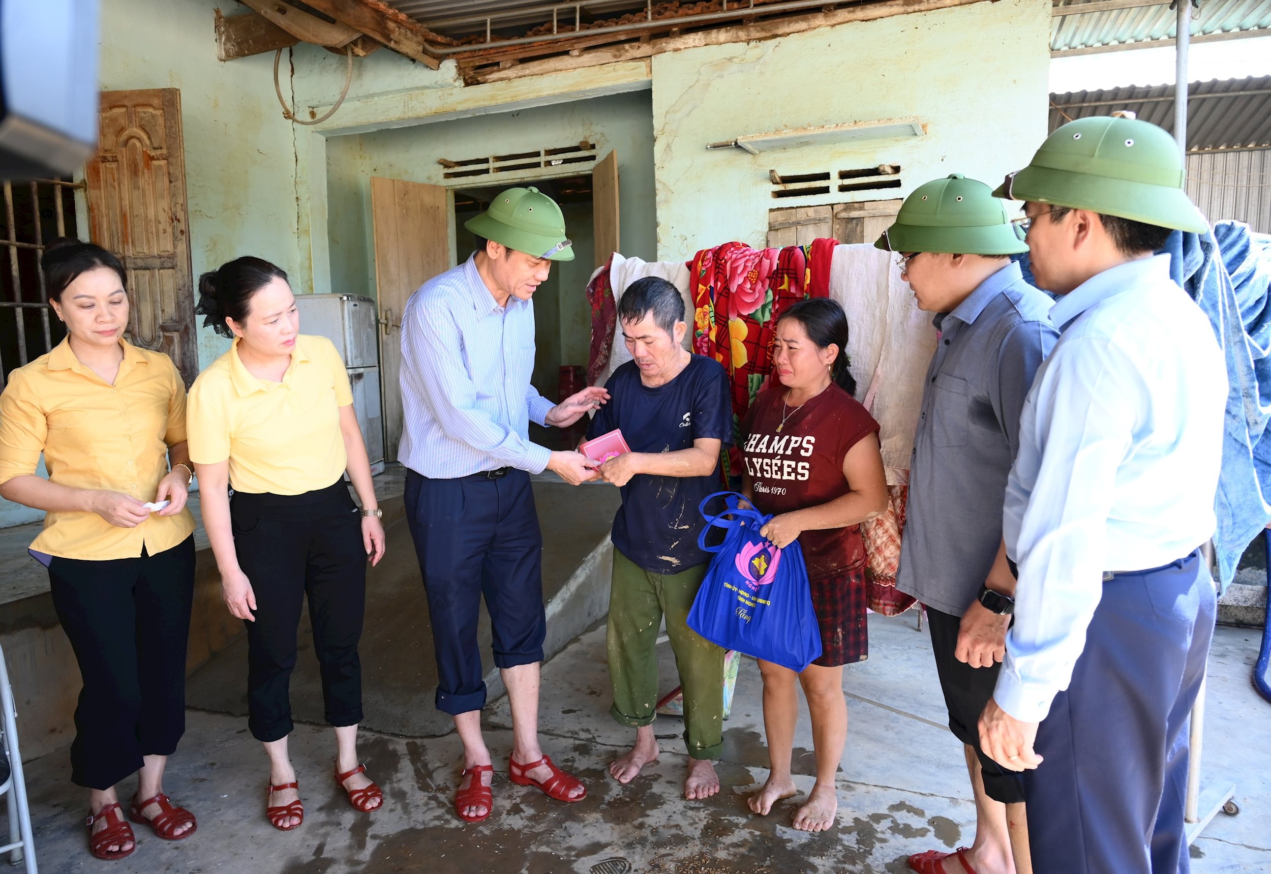 Đồng chí Hoàng Nghĩa Hiếu - Phó Bí thư Thường trực Tỉnh ủy, Chủ tịch HĐND tỉnh Nghệ An thăm, động viên người dân xã Tân Kỳ bị thiệt hại do bão số 10. Ảnh: Thành Cường