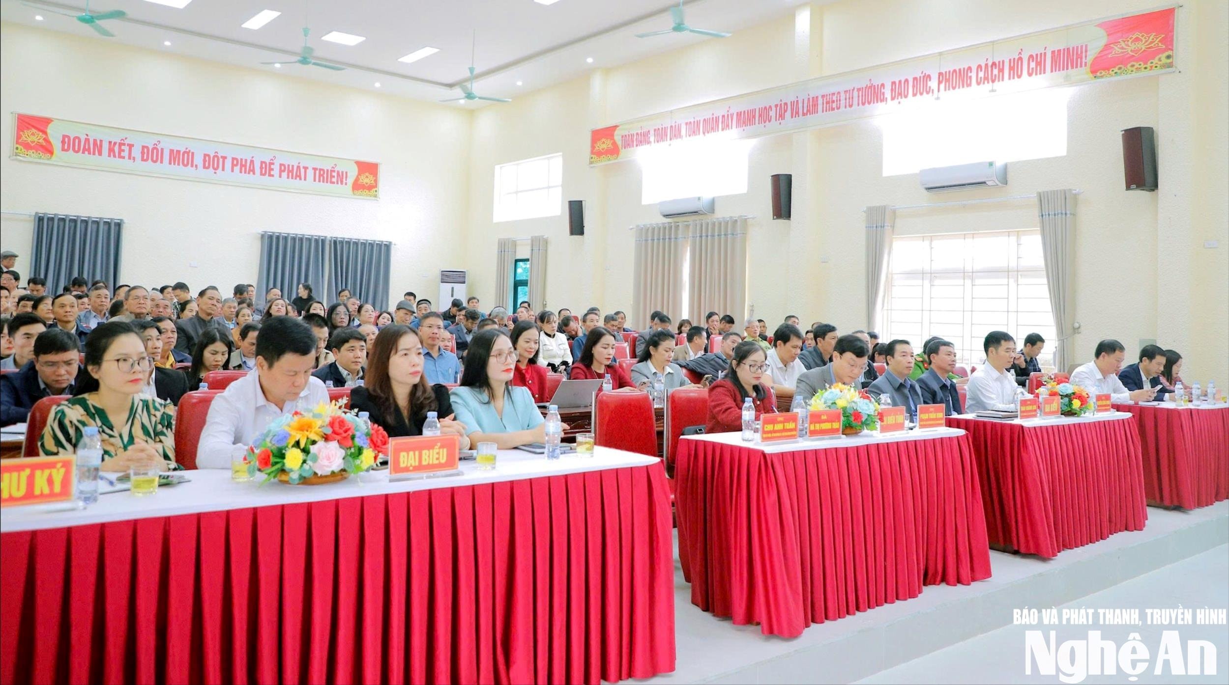 Tổ đại biểu số 12 tiếp xúc cử tri tại phường Thái Hoà, Tây Hiếu và xã Đông Hiếu. Ảnh: Hoàng Long