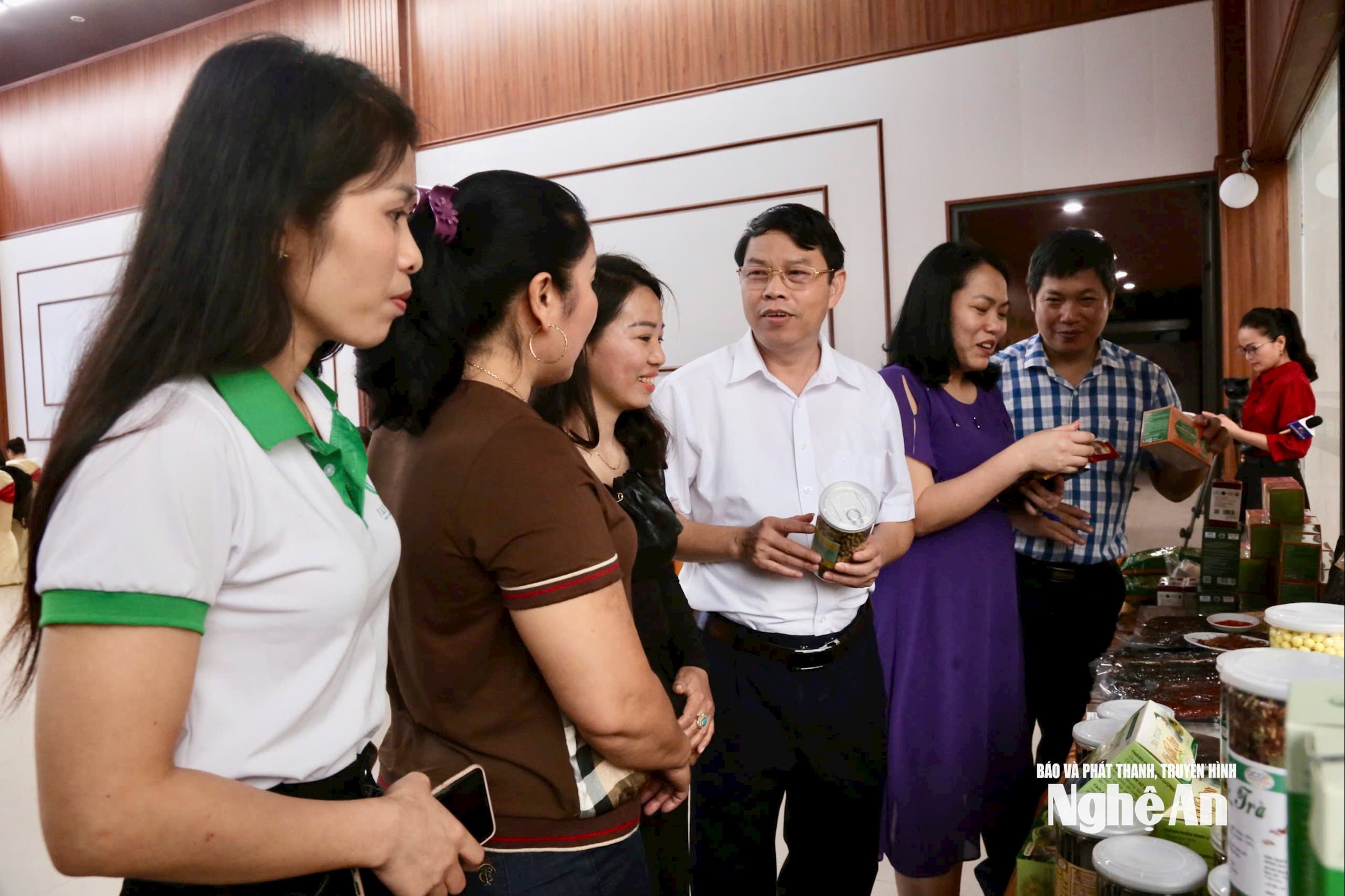 Leaders of Nghe An Department of Quality, Processing and Market Development discussed with units participating in the Supply-Demand Connection Conference. Photo: Phu Huong