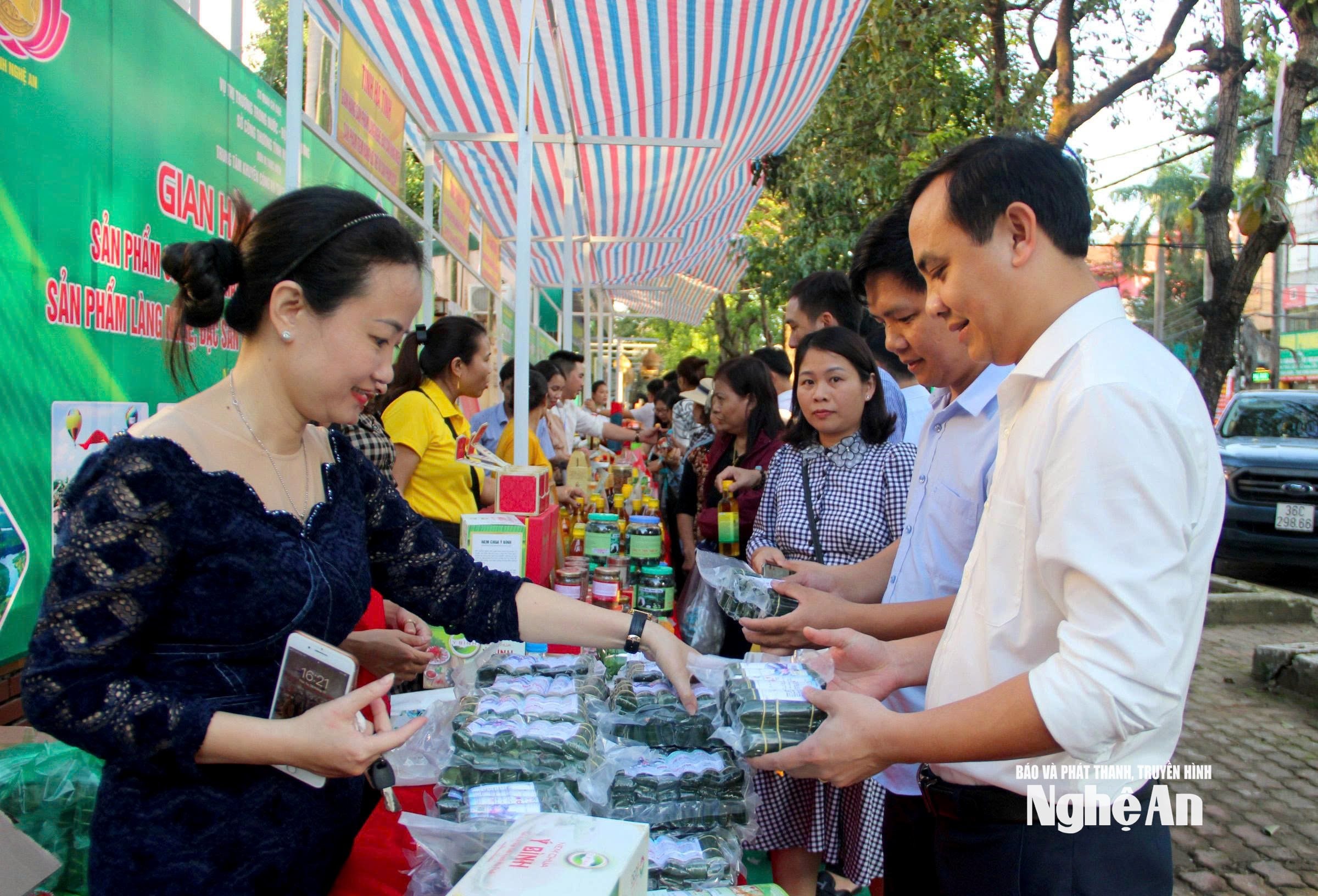 Nghe An OCOP products are chosen by consumers at fairs. Photo: Phu Huong