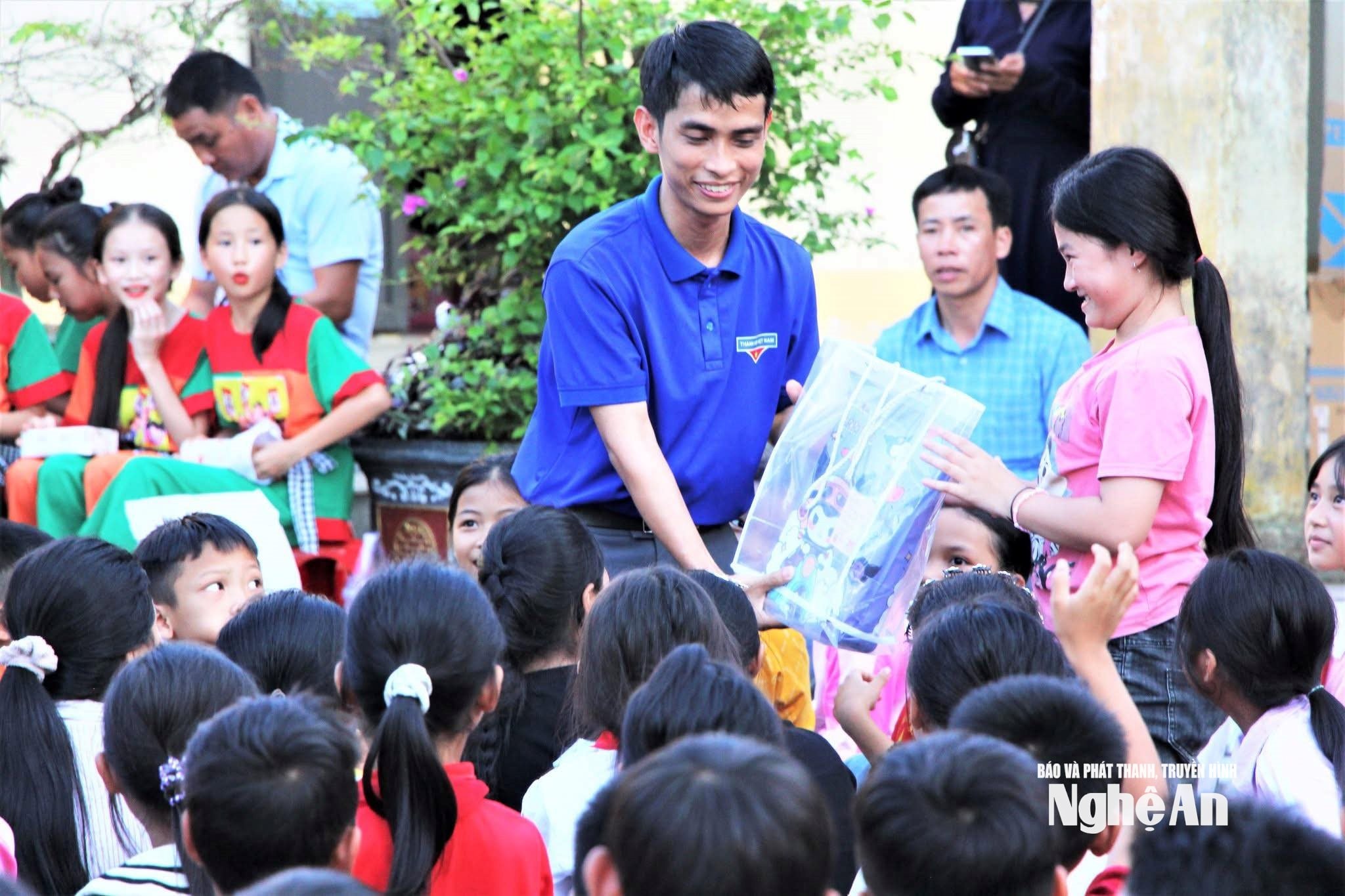 Đoàn trường THPT Thanh Chương 3 tổ chức Tết Trung thu cho học sinh trên địa bàn.