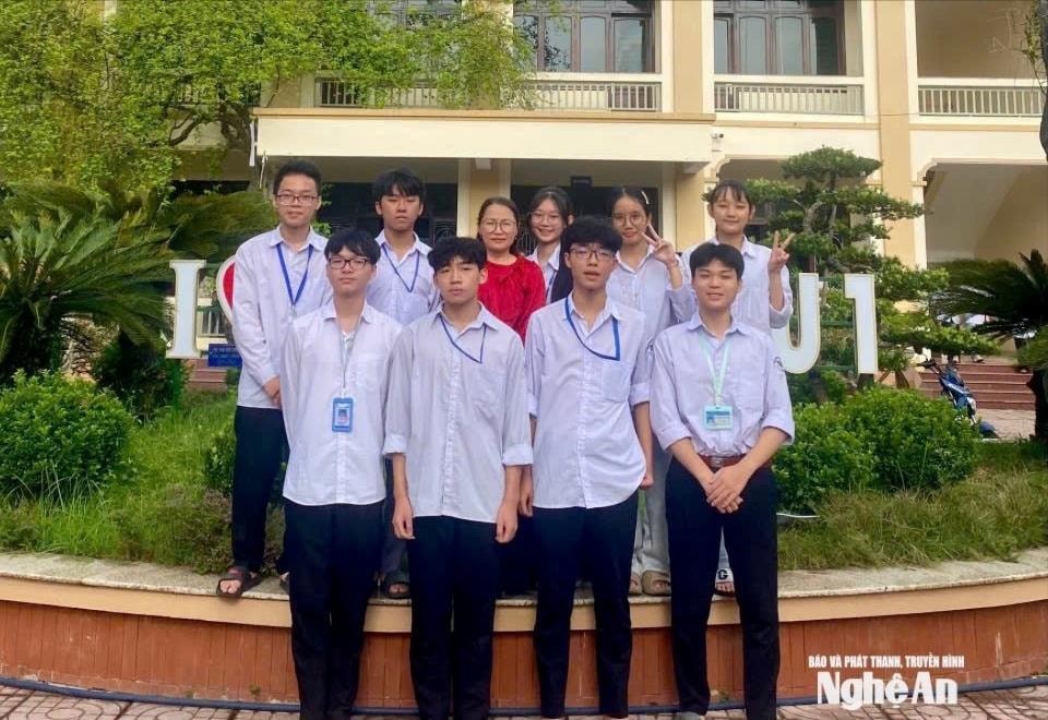 bna_doi-tuyen-hoa-voi-3-giai-nhat-6-giai-nhi-cua-truong-thpt-quynh-luu-1.-anh-my-ha.jpg