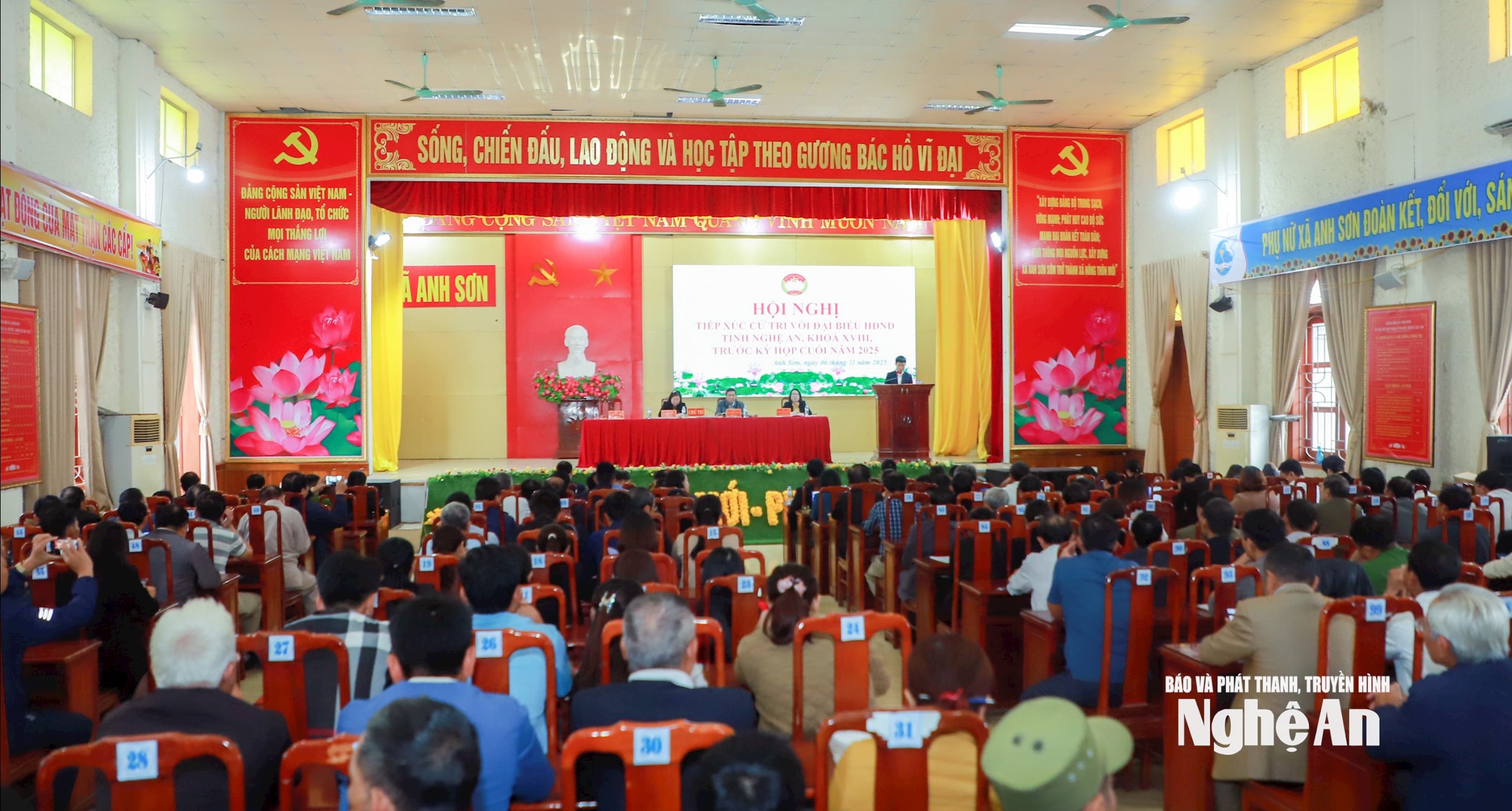 Quang cảnh Hội nghị tiếp xúc cử tri của đại biểu HĐND tỉnh khóa XVIII trước kỳ họp thường lệ cuối năm 2025. Ảnh: Thành Duy