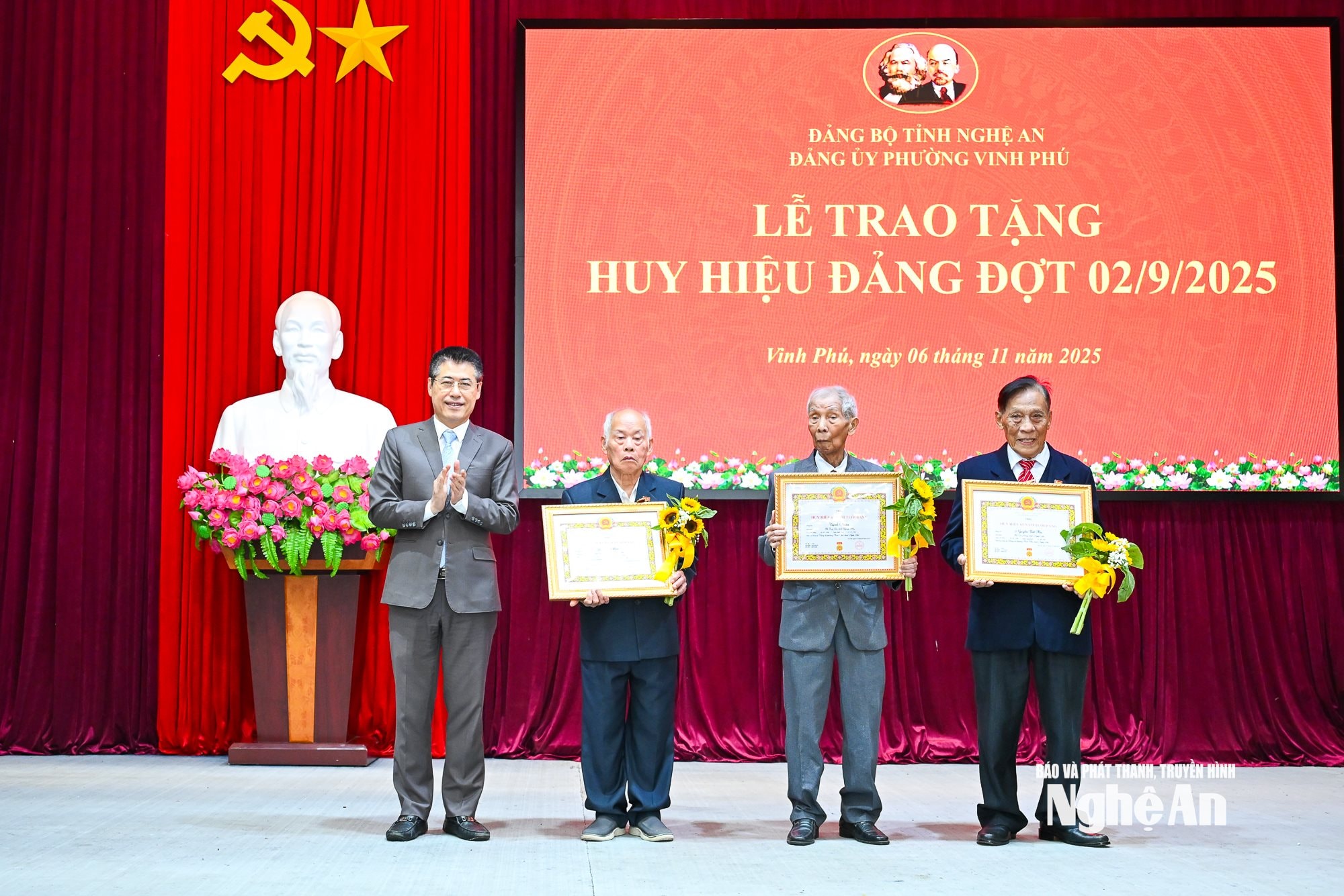 Trao huy hiệu Đảng-3