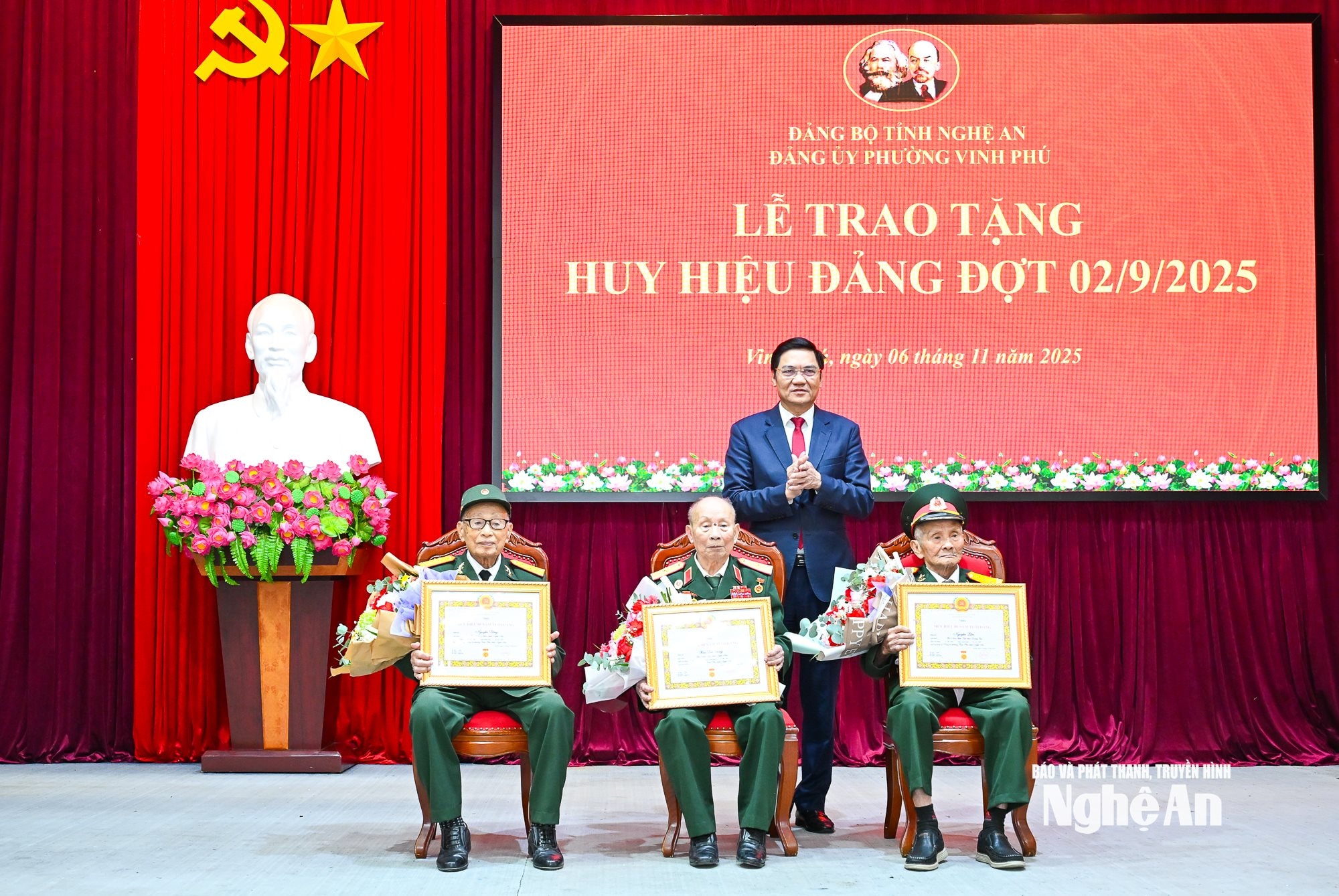Trao huy hiệu Đảng-4