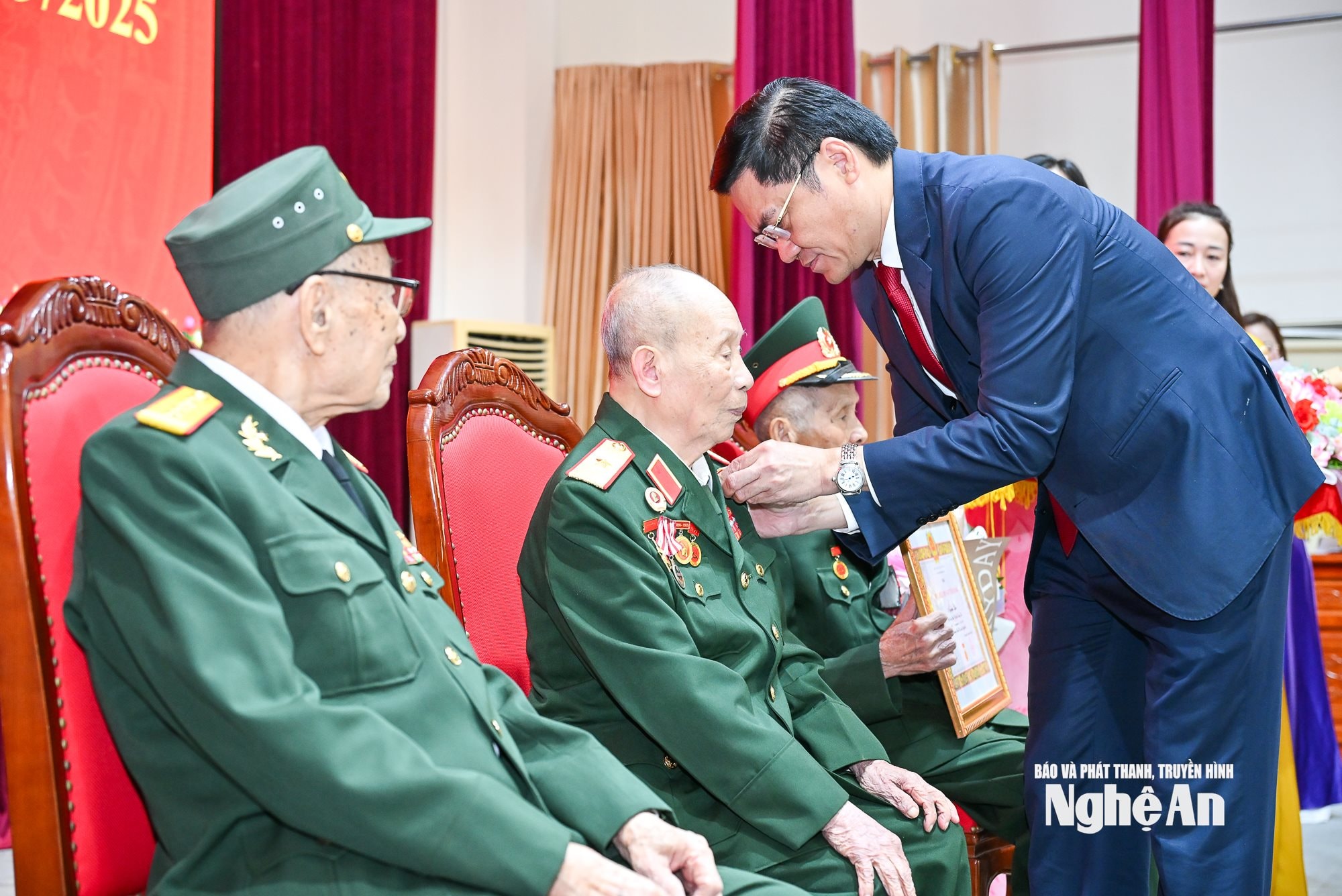 Trao huy hiệu Đảng-5