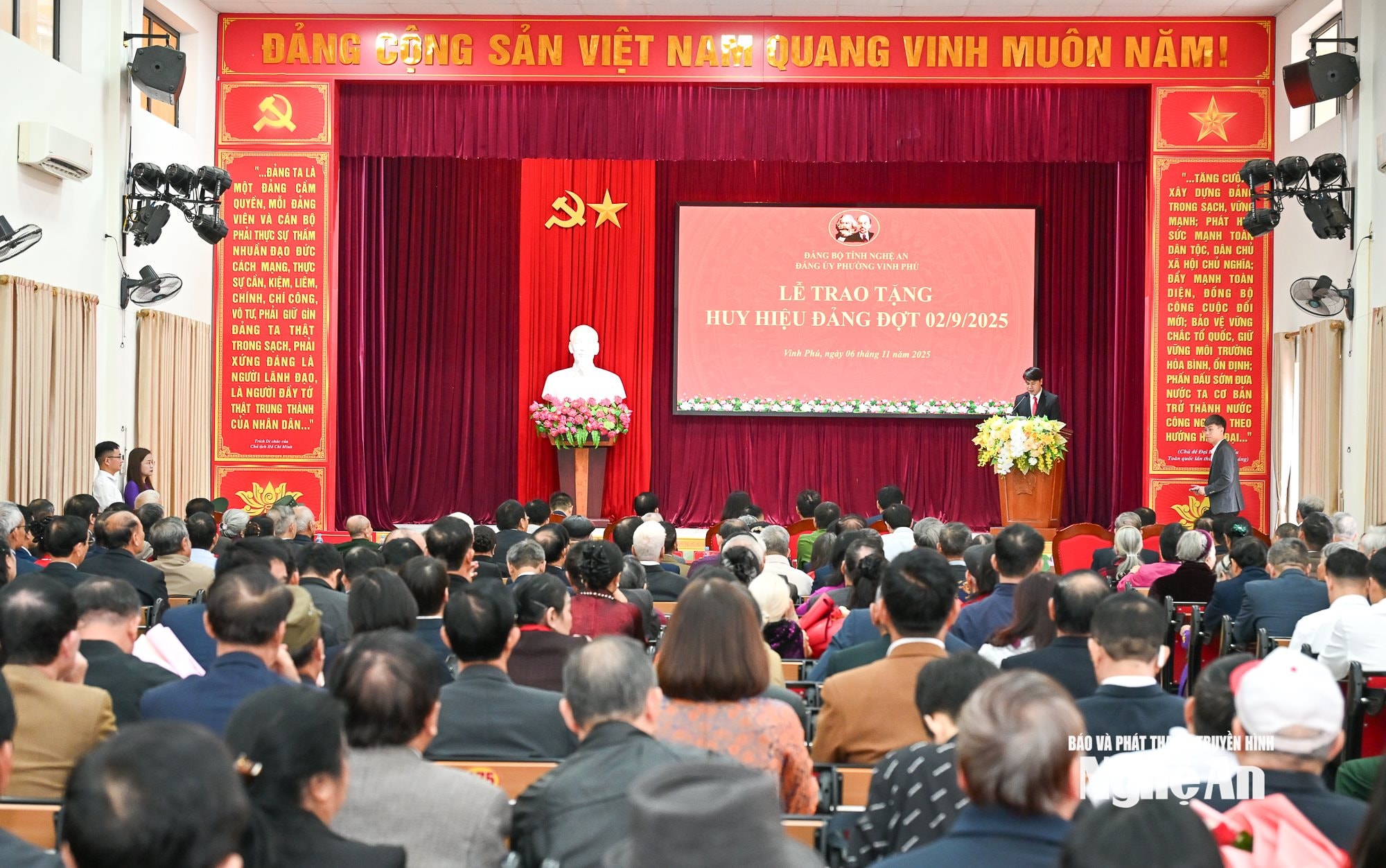 Trao huy hiệu Đảng-9