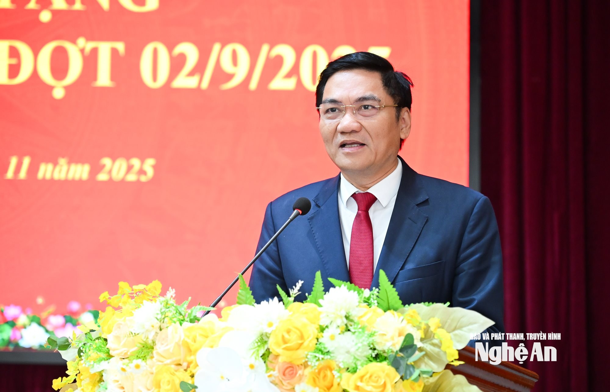 Trao huy hiệu Đảng