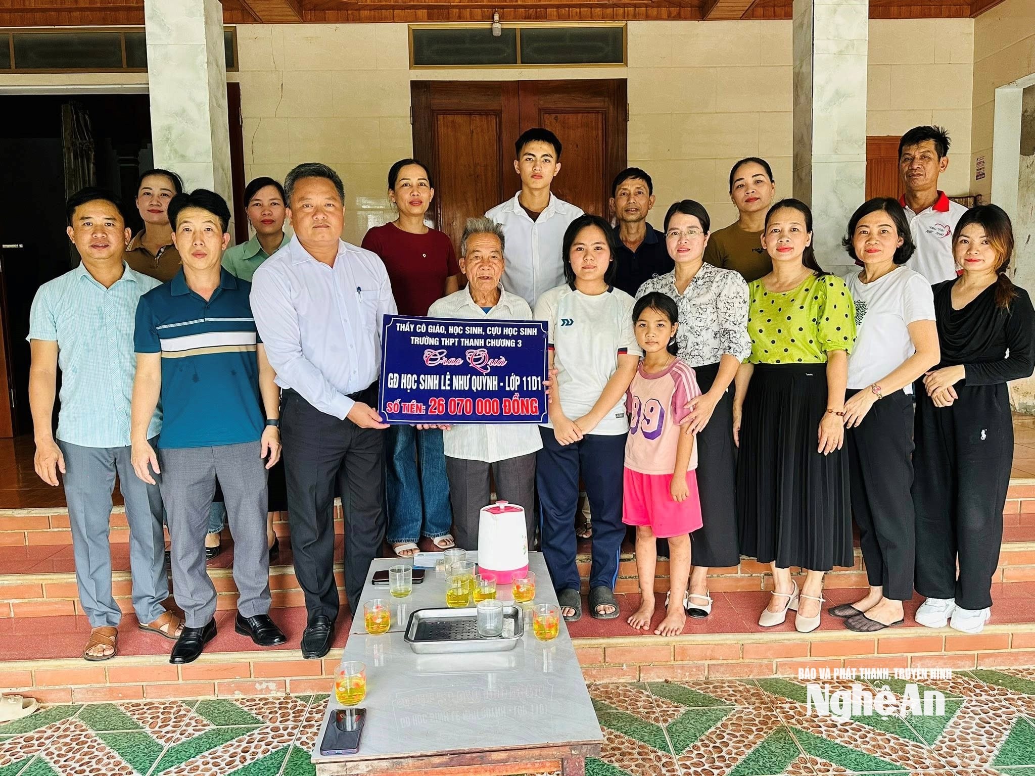 Trường THPT Thanh Chương 3 và các cựu học sinh trao quà cho học sinh khó khăn của nhà trường.