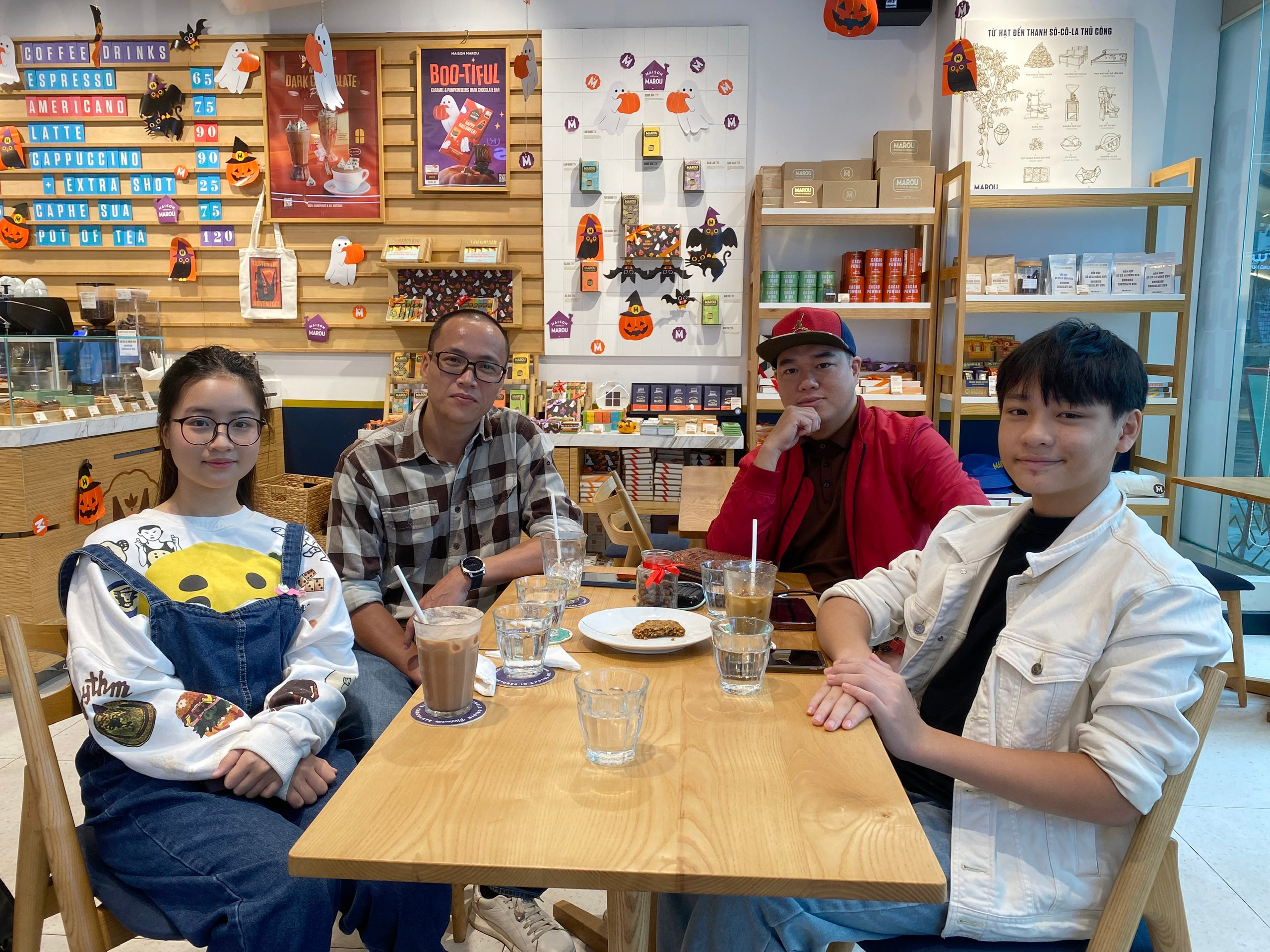 Khánh Chi, Đức Phong và hai ông bố của mình.