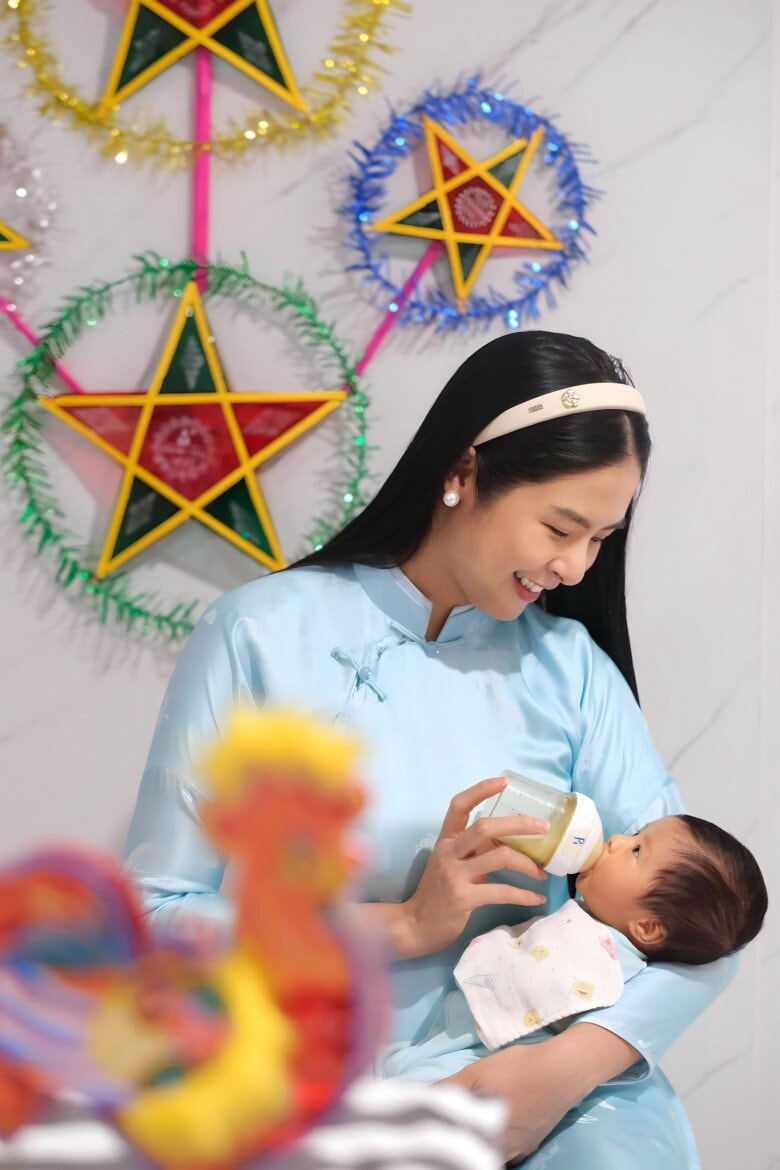 Hành trình làm mẹ bỉm vừa “chạy show”, vừa học tập của Ngọc Hân khiến dân tình ngưỡng mộ.