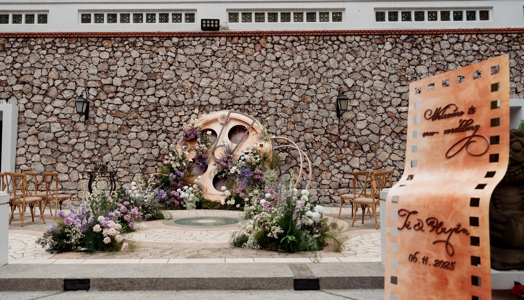 Đám cưới diễn viên Đình Tú - Ngọc Huyền: Dâu rể gấp đôi visual, Quỳnh Nga và dàn mỹ nhân Vbiz đổ bộ- Ảnh 1.