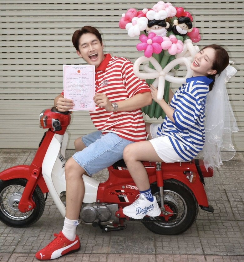 Ngọc Huyền - Đình Tú khoe giấy đăng ký kết hôn hồi tháng 6/2025.