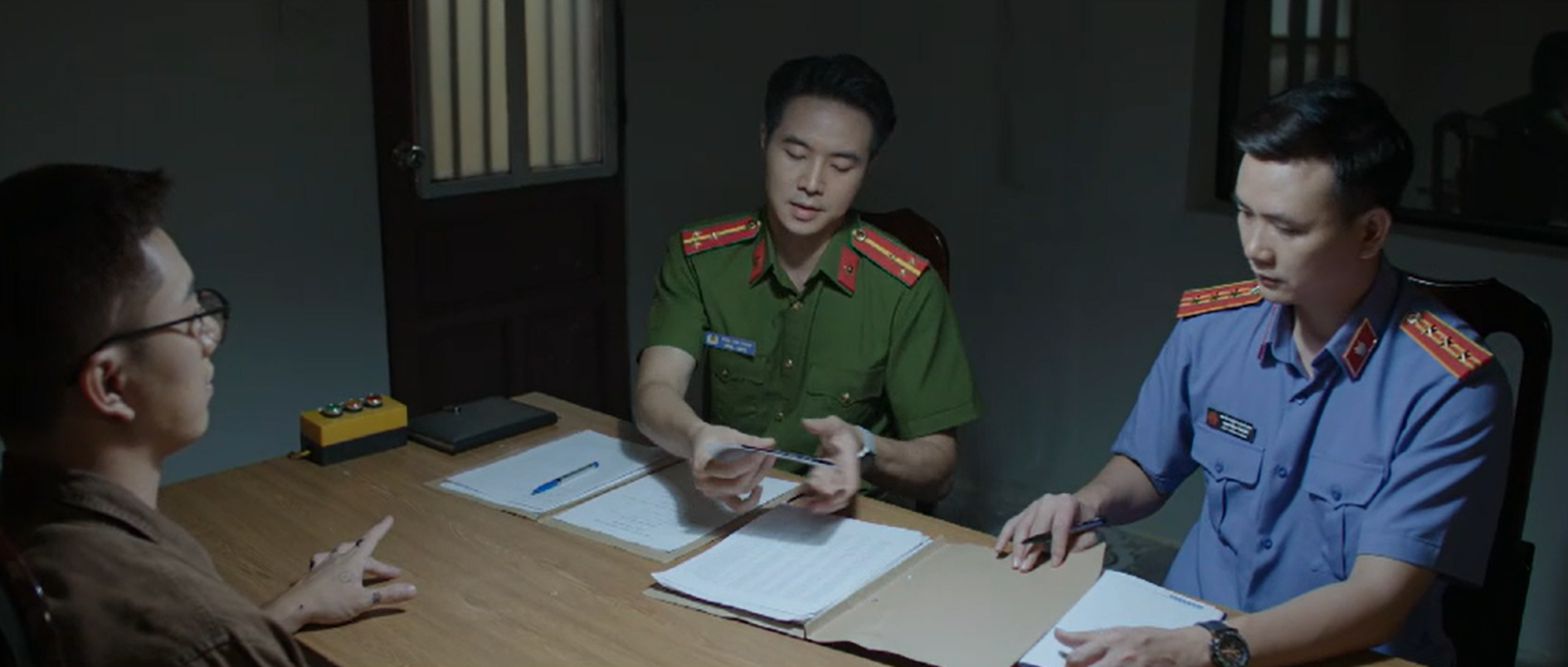 Nữ cán bộ điều tra Thu đối mặt với những khó khăn trong cuộc sống gia đình.