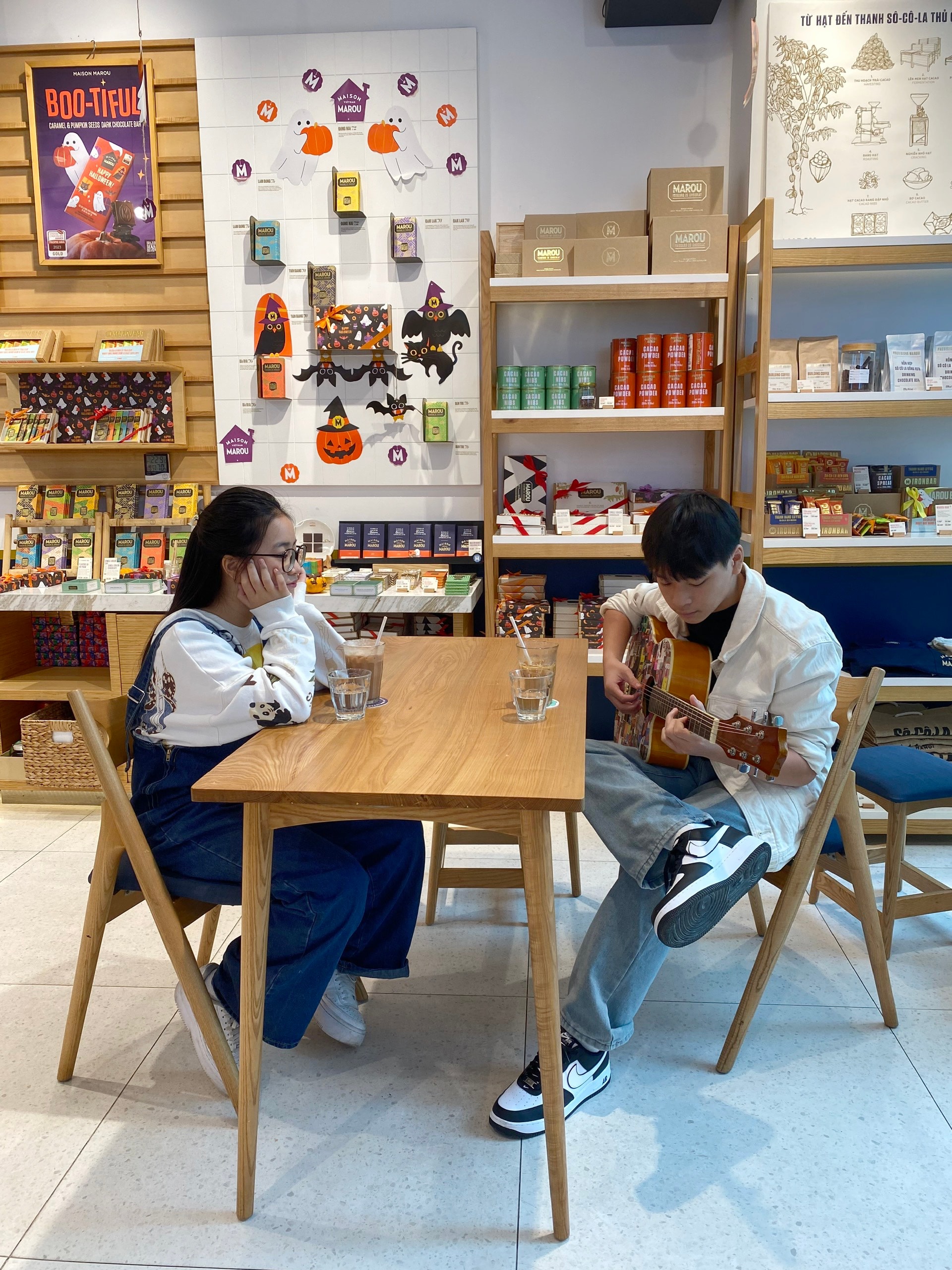 Lê Trần Khánh Chi và bạn diễn Phạm Đức Phong trong phim Cách em 1 milimet.