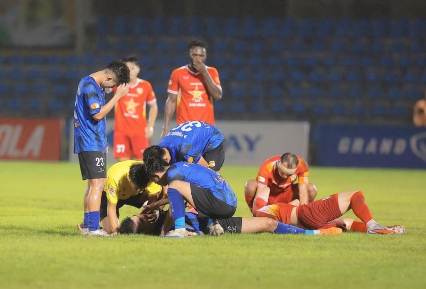 1 cầu thủ bất ngờ bị co giật ở giải hạng 3 Việt Nam 735549