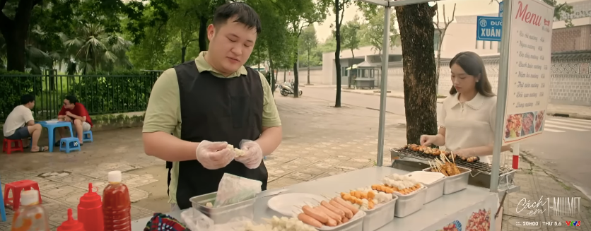 Thư ra quán thịt xiên của Chiến để chờ gặp Biên.