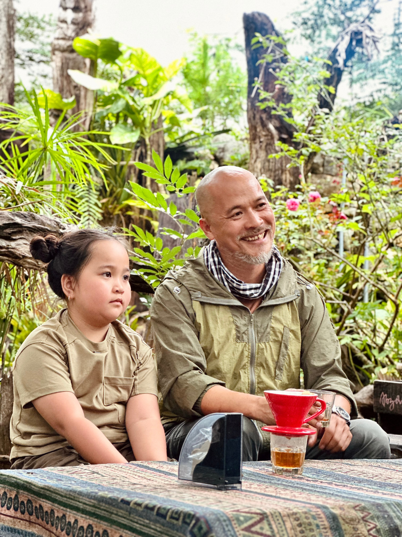Bố con họa sĩ Hồ Việt và trải nghiệm khó quên trong Cha con vạn dặm - Ảnh 1.