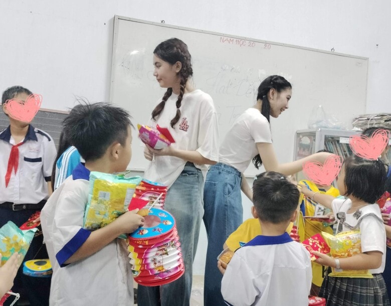 Lọ Lem - Hạt Dẻ thường xuyên đi trao quà cho trẻ em ở mái ấm tình thương.