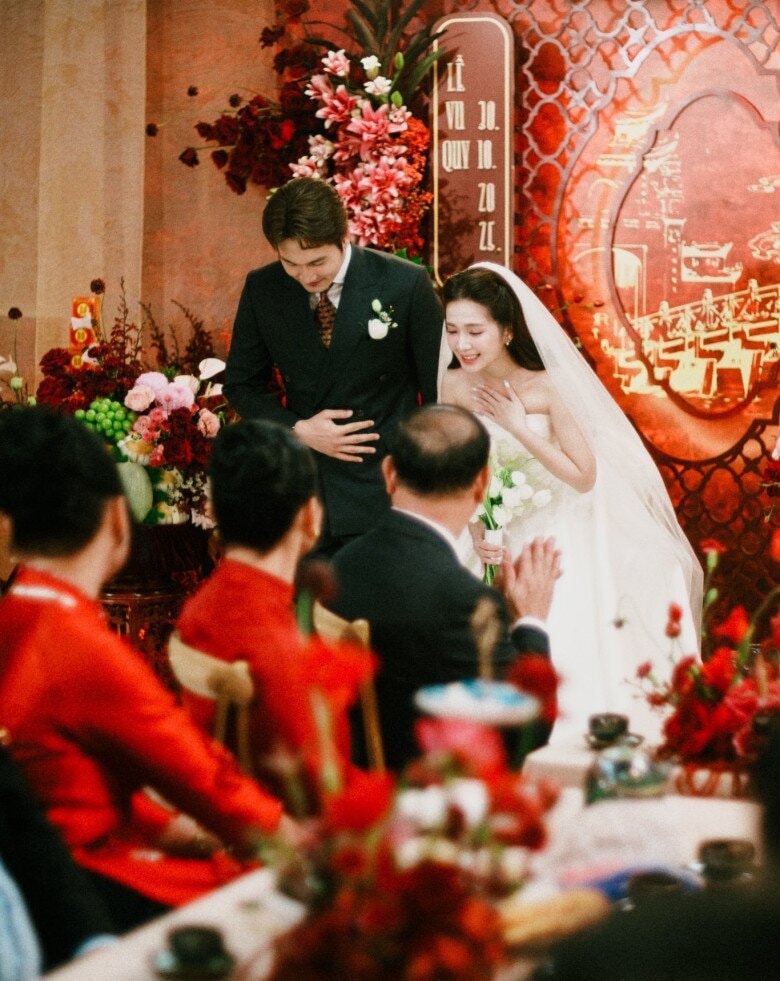 Đình Tú - Ngọc Huyền làm lễ ăn hỏi, kết hợp lễ vu quy theo phong cách truyền thống.