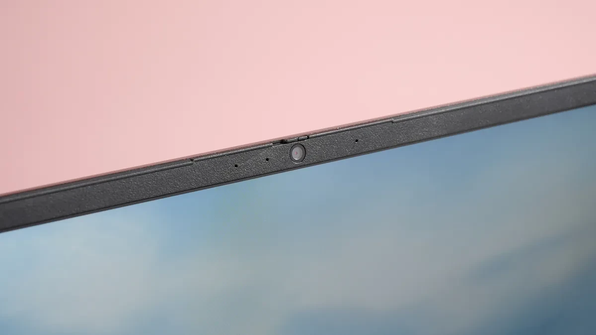 Bàn phím full-size với đèn nền trên Medion Erazer Deputy 15 P1