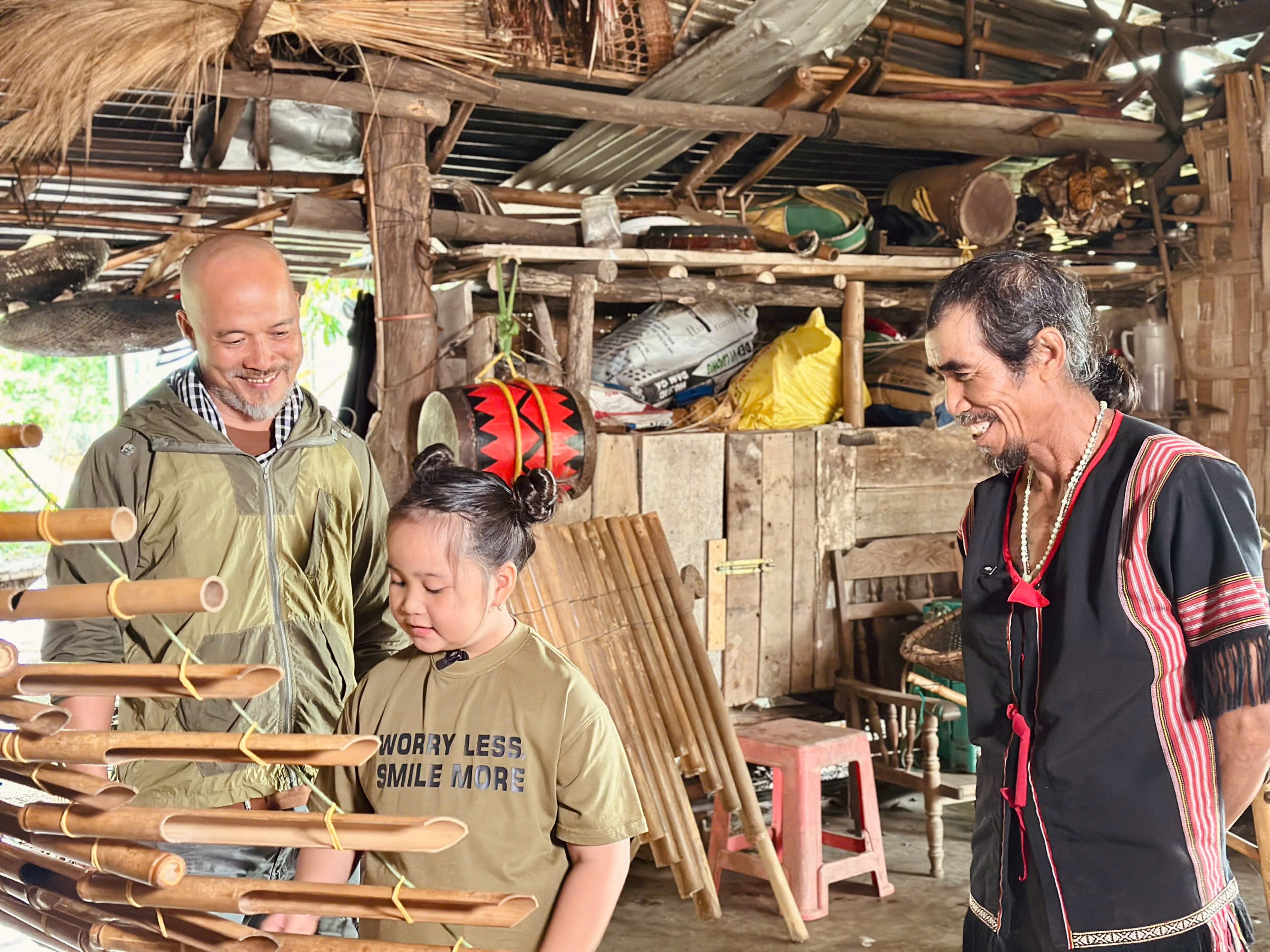 Bố con họa sĩ Hồ Việt và trải nghiệm khó quên trong Cha con vạn dặm - Ảnh 2.