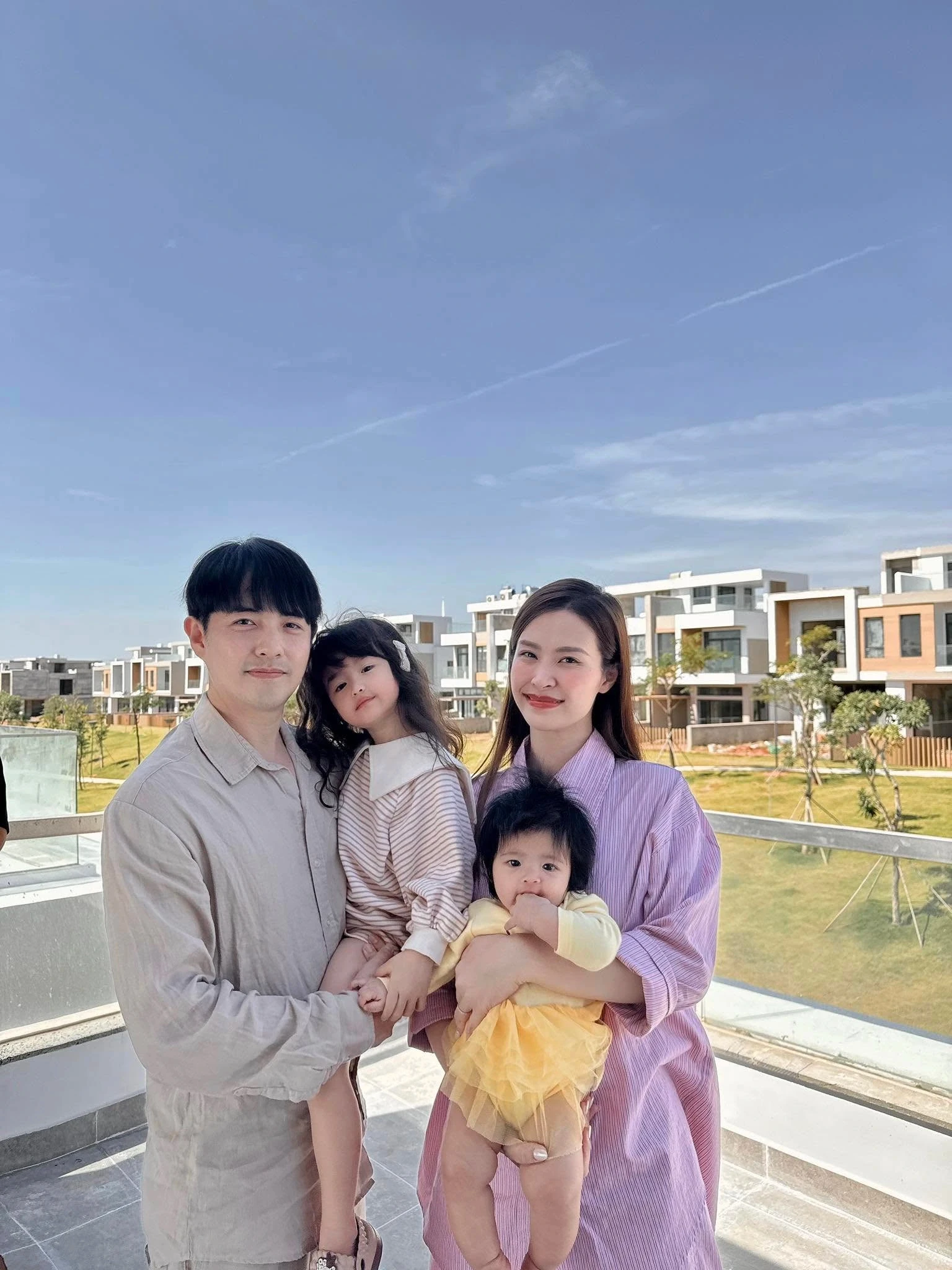 Đông Nhi và Ông Cao Thắng bên 2 con gái.