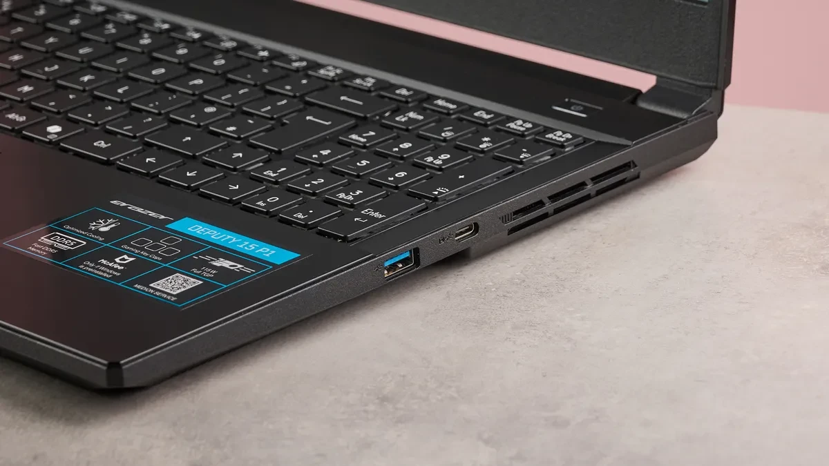 Màn hình 15.6 inch của Medion Erazer Deputy 15 P1