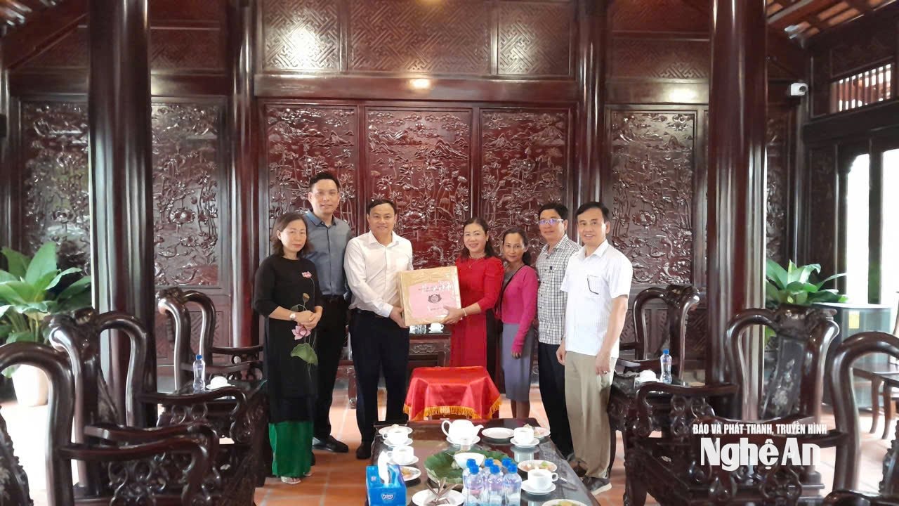 Đồng chí Phạm Ngọc Cảnh - Phó Ban Dân vận và Tuyên giáo Tỉnh uỷ, Trưởng đoàn công tác Ban chỉ đạo Thông tin đối ngoại tỉnh Tỉn Nghệ An tặng quà lưu niệm Ban Quản lý Khu di tích Nguyễn Sinh Sắc. Ảnh: Nguyễn Nam