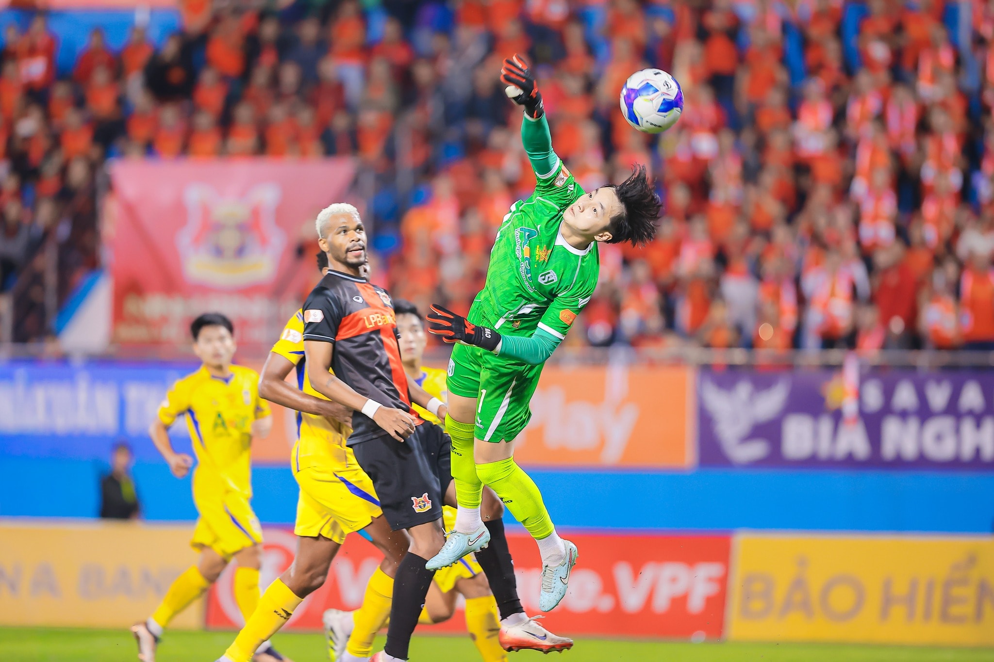 Goalkeeper Cao Văn Bình boasts some impressive saves. Photo: Xuân Thủy