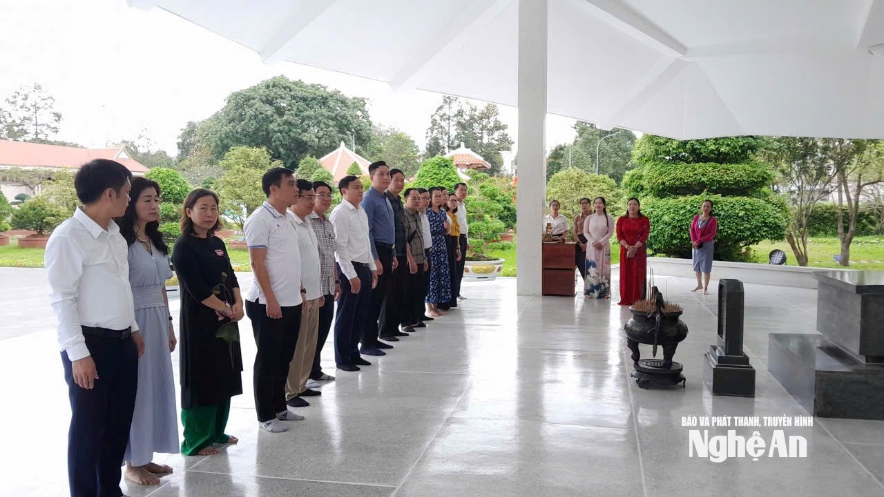 নগুয়েন সিং স্যাকের সমাধির স্মরণে ধূপদান