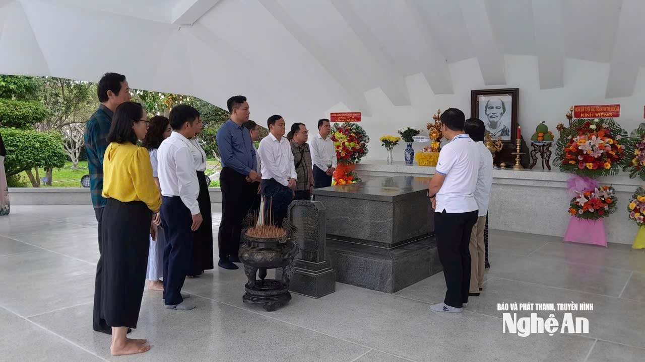 এনজিএইচইএন প্রদেশের বিদেশী তথ্য পরিচালনা কমিটির কার্যকরী প্রতিনিধিদল এনজিএইচইএন সিনহ স্যাকের মূর্তিতে ধূপ দান করে