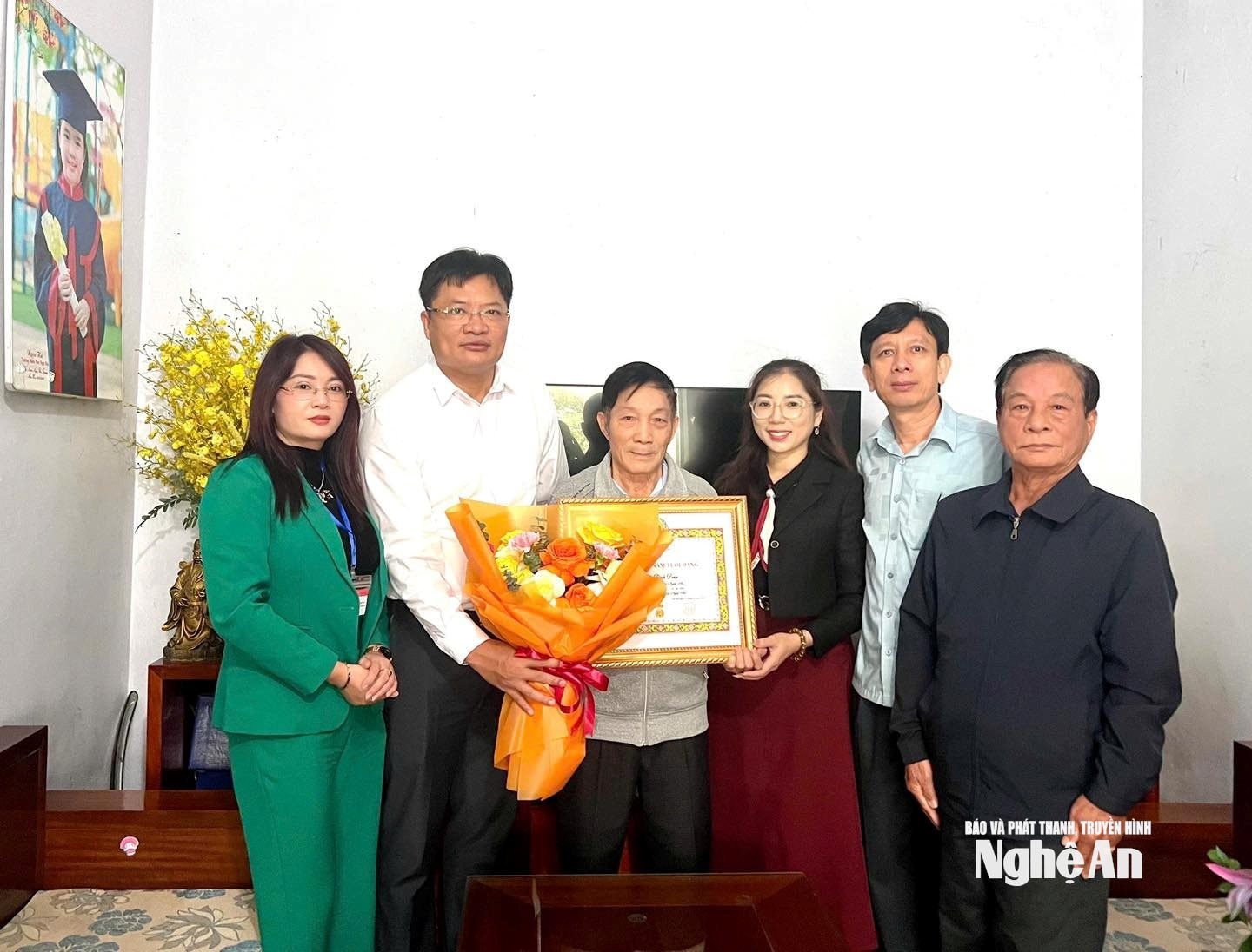 Lãnh đạo Đảng ủy phường Cửa Lò chúc mừng đảng viên Phạm Đình Được nhận huy hiệu 50 năm tuổi Đảng. Ảnh: CSCC