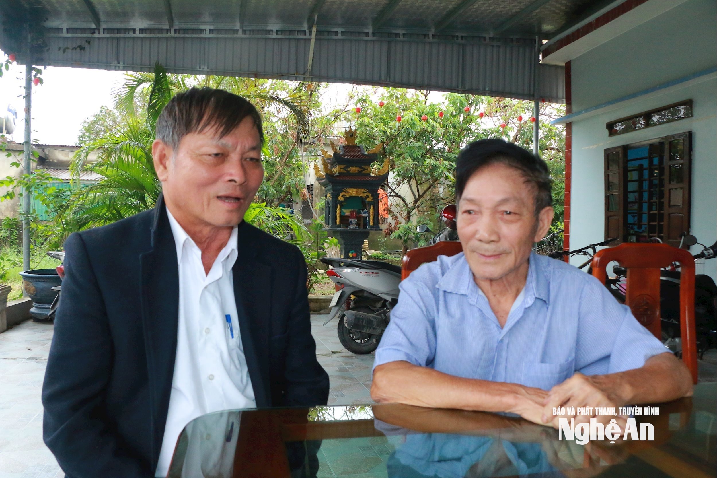 Ông Đặng Quốc Đồng – Khối trưởng Hải Giang 1 và ông Phạm Đình Được. Ảnh GH