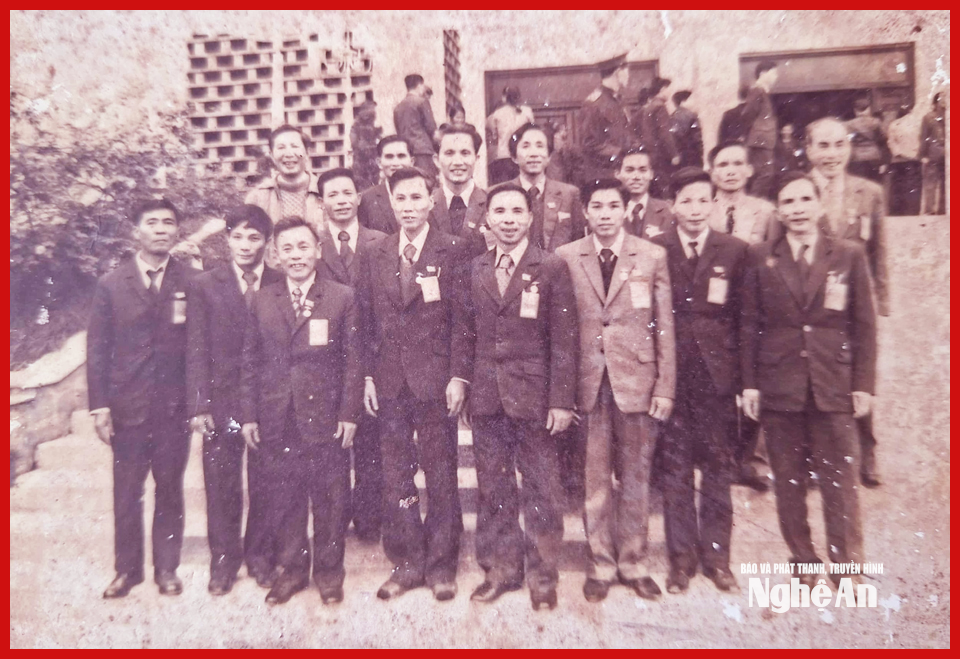 Ông Phạm Đình Được (thứ 2, trái sang ở hàng đầu) chụp ảnh cùng đoàn đại biểu Đảng bộ Nghệ Tĩnh dự Đại hội đại biểu toàn quốc lần thứ V của Đảng