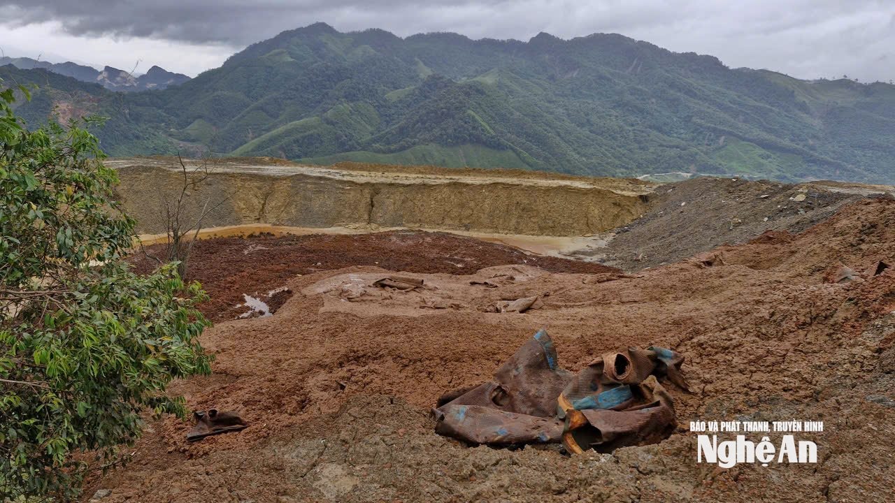 Hố chứa bùn thải của Công ty TNHH Thiếc Hà An. Ảnh: Nhật Lân