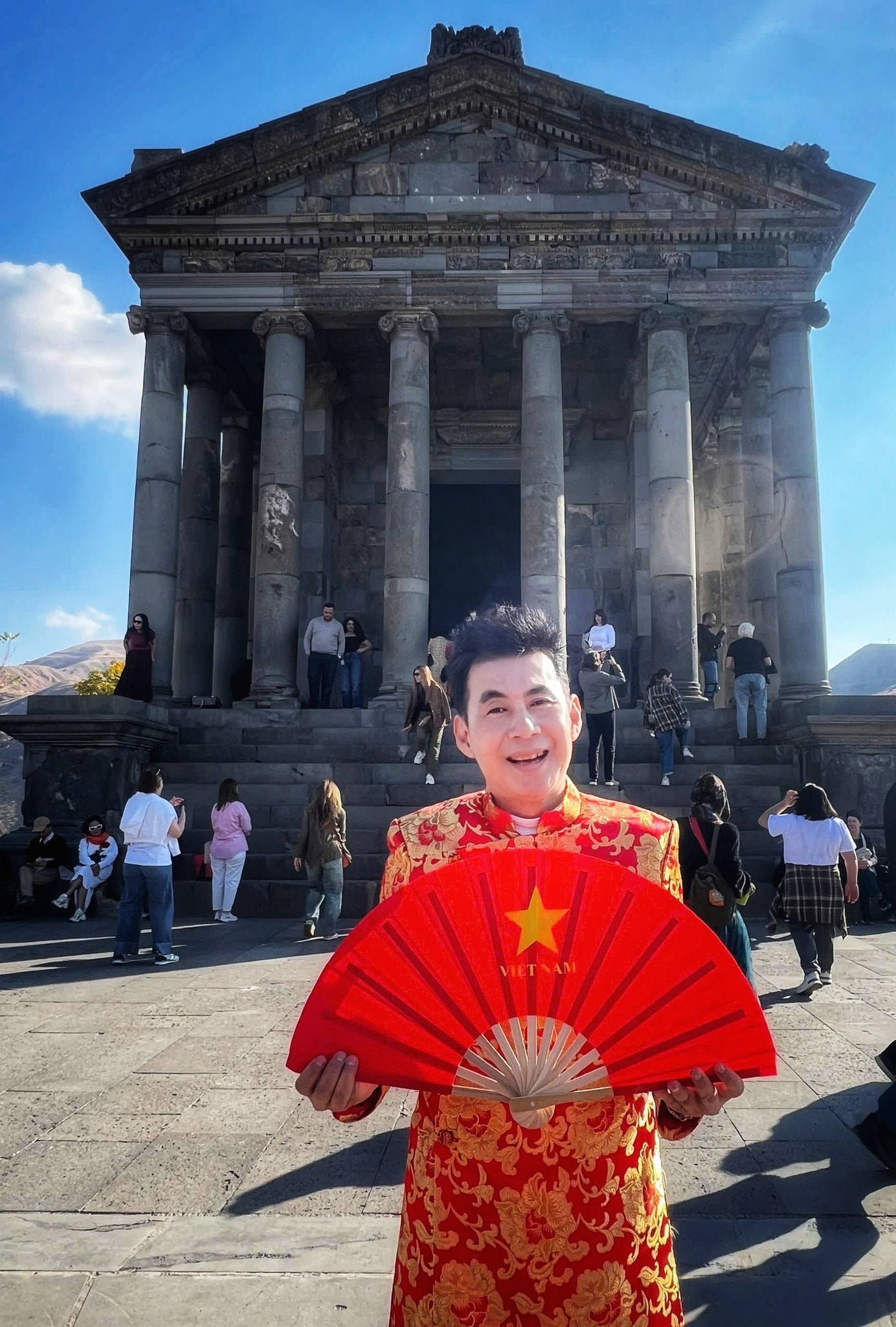 Có thể là hình ảnh về đền thờ, Cổng Brandenburg và đền Pantheon