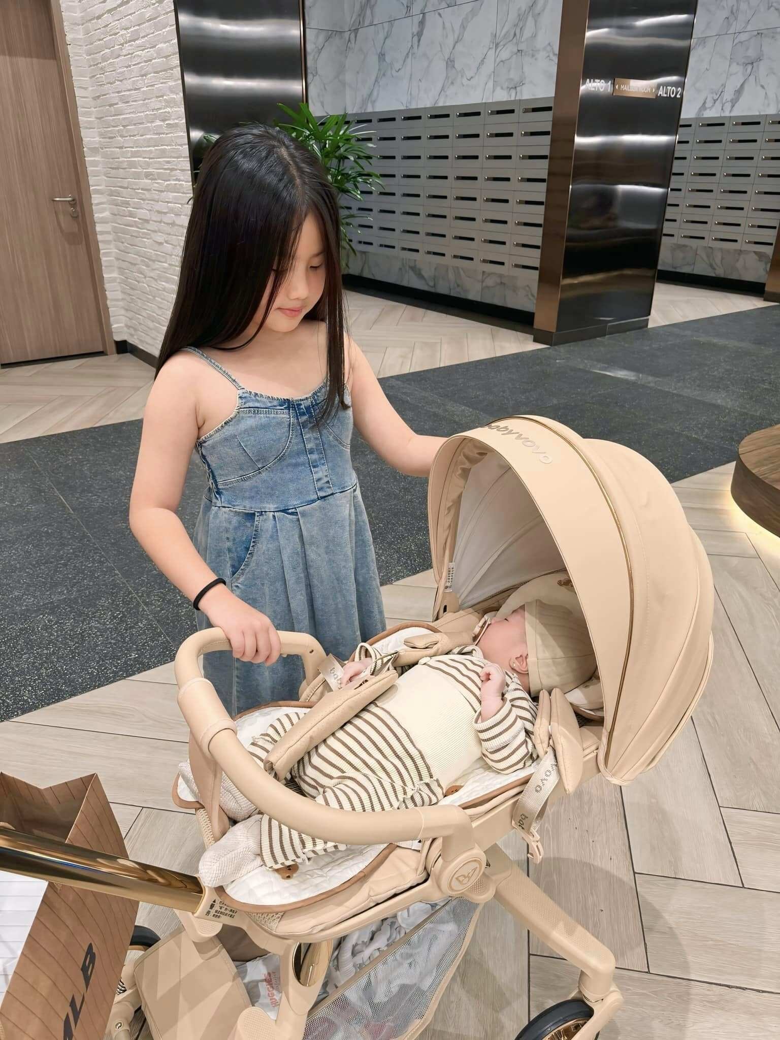 Bé Suti được khen ngoan ngoãn vì hiểu chuyện, biết yêu thương em trai.