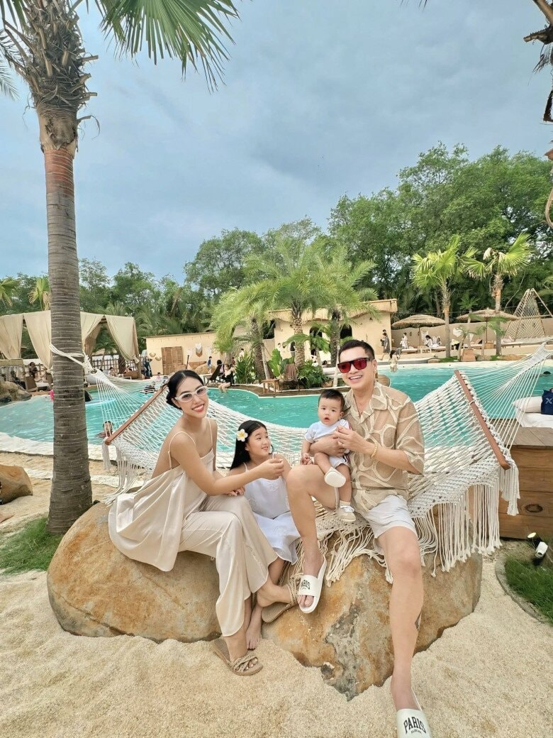 Cặp đôi thường xuyên đưa 2 con đi du lịch.